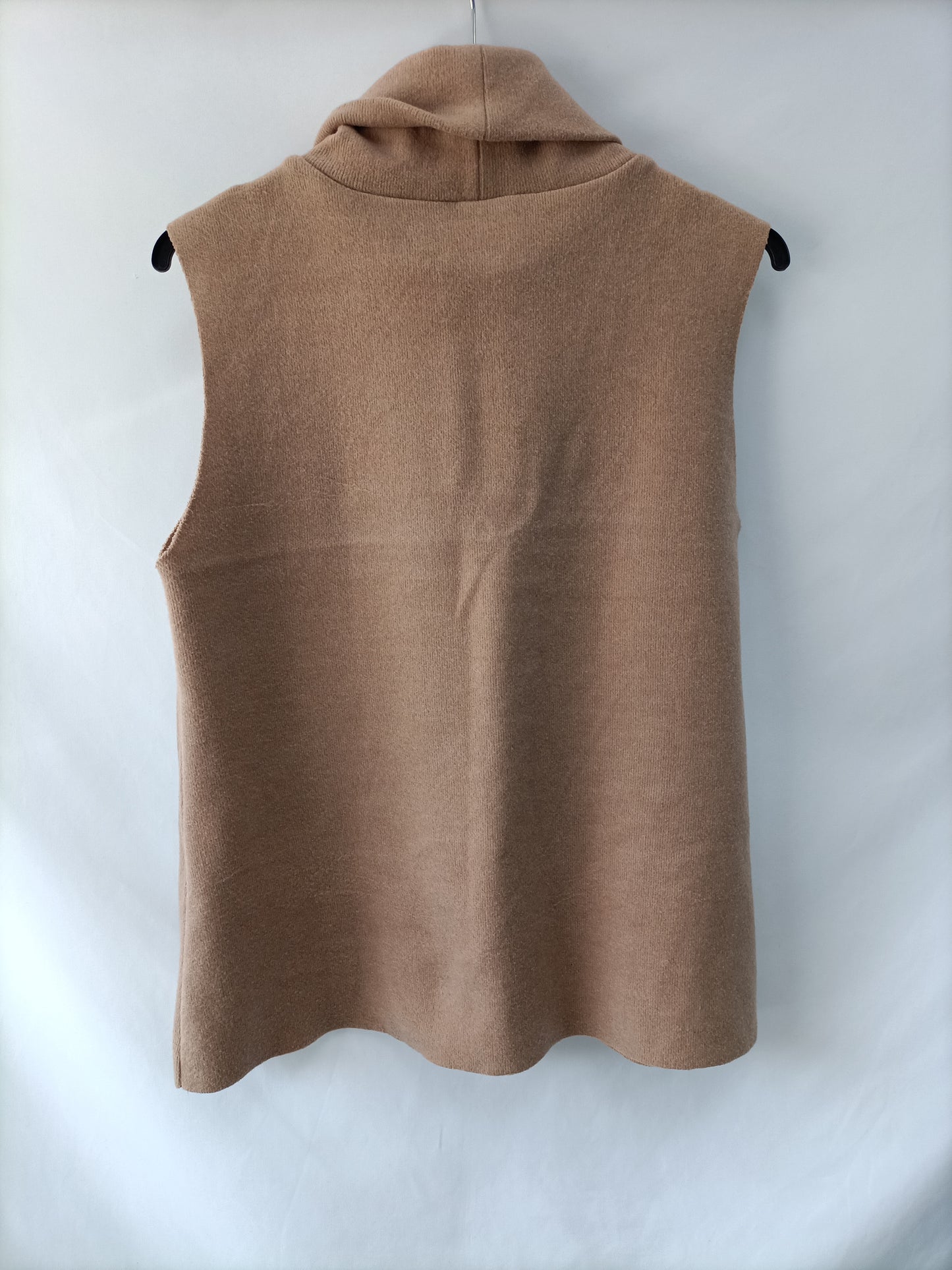 ZARA. Beige sleeveless sweater Tm