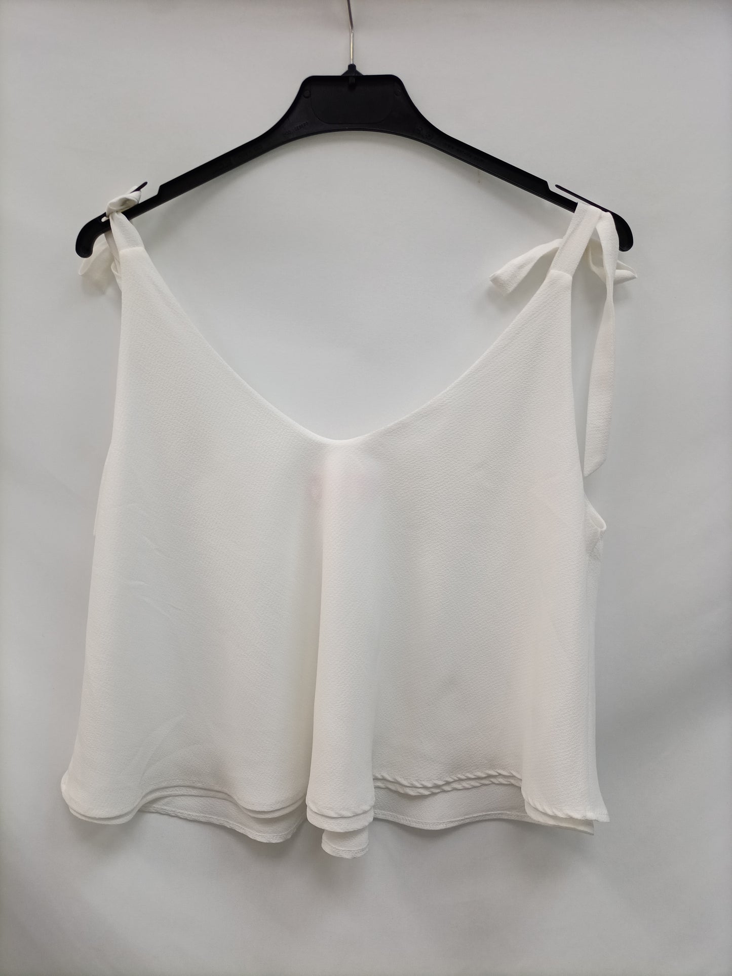 THE ARE. White bow blouse Tm