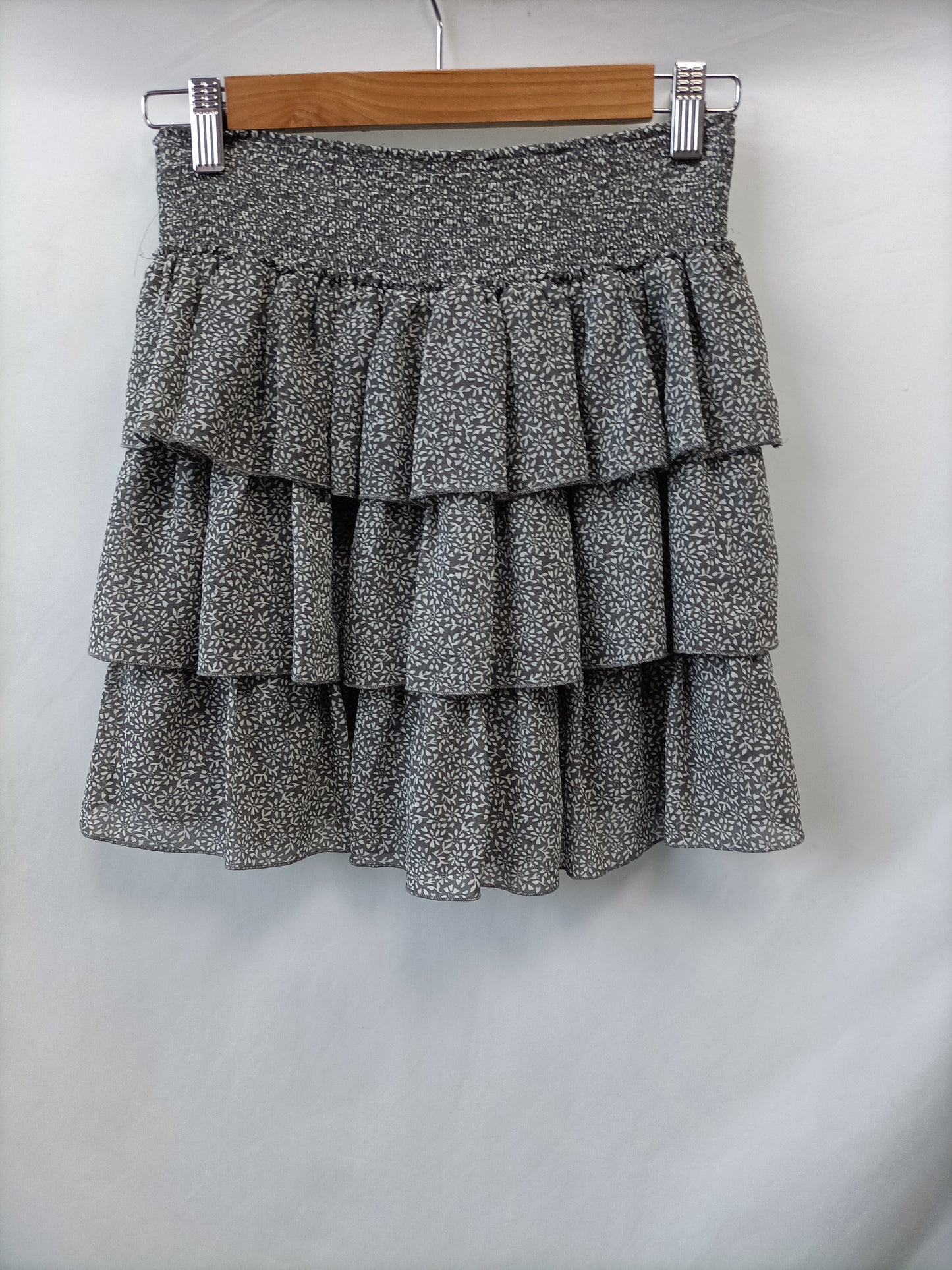 H&M. Falda gris volantes T.38