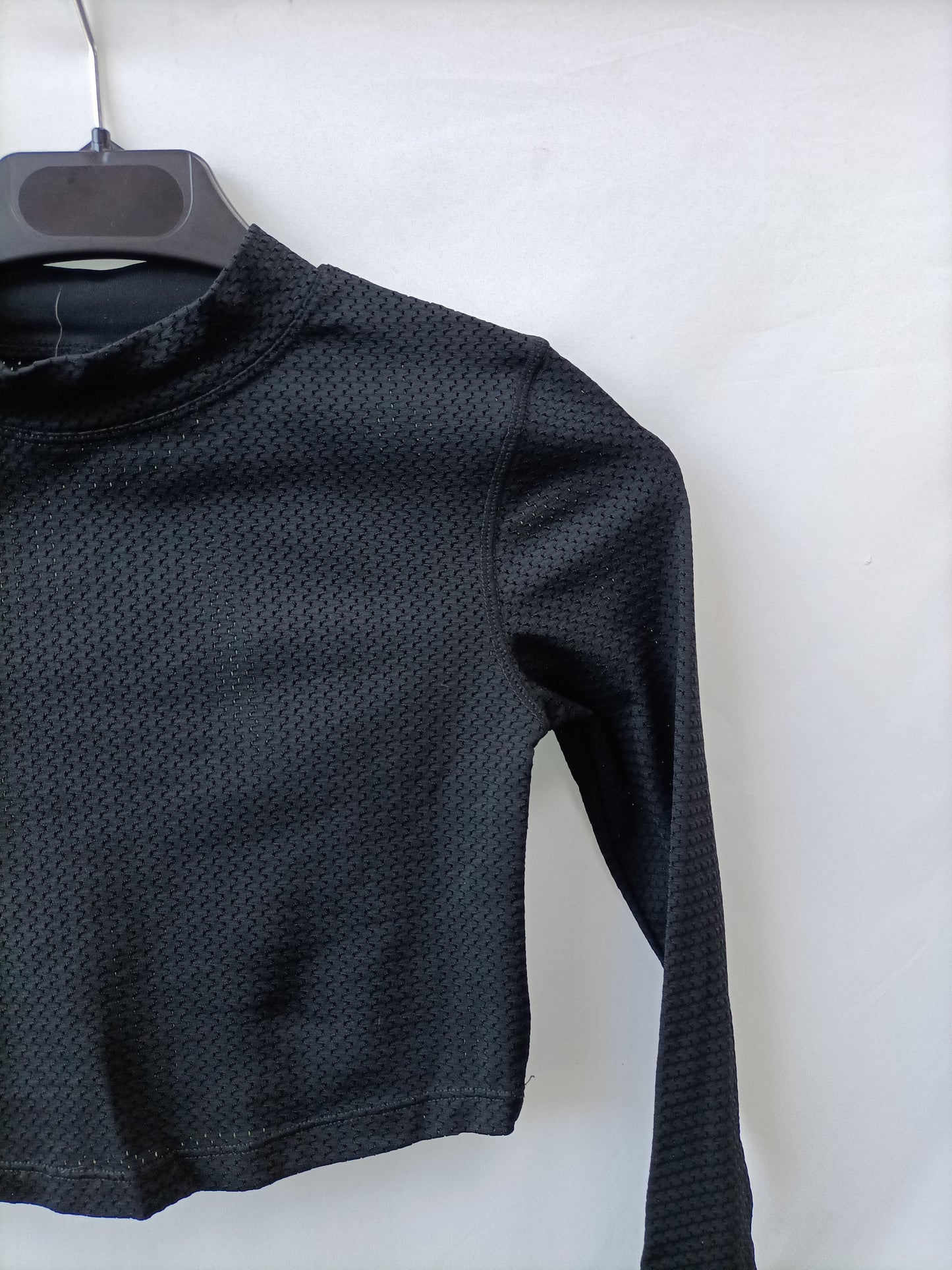 BERSHKA. Croptop negro troquelado T.xs