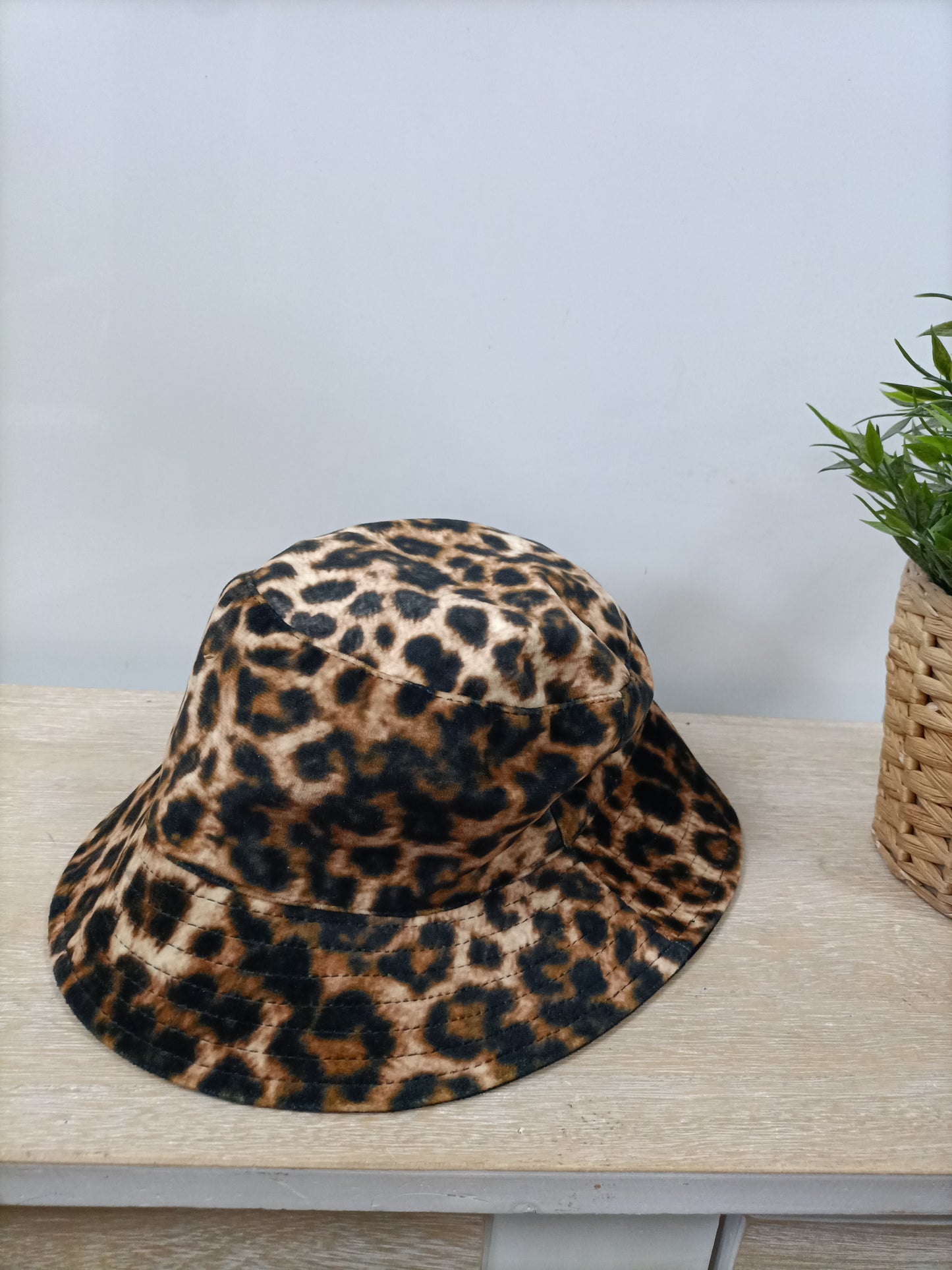 OTRAS. Bucket terciopelo reversible