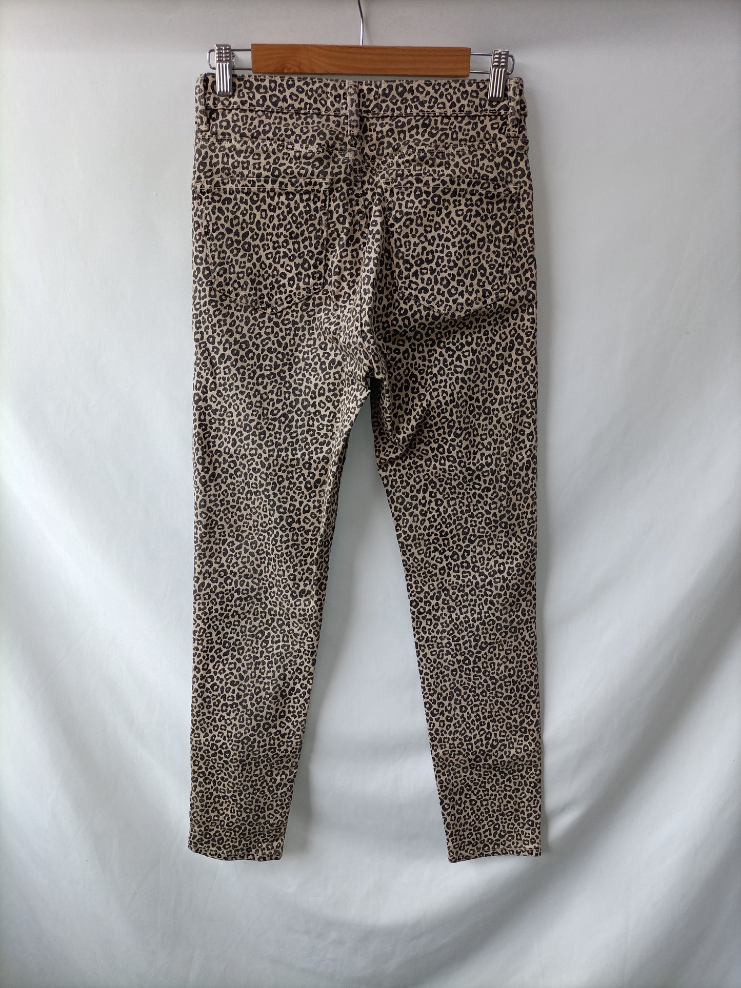 MANGO. Pantalón animal print T.36