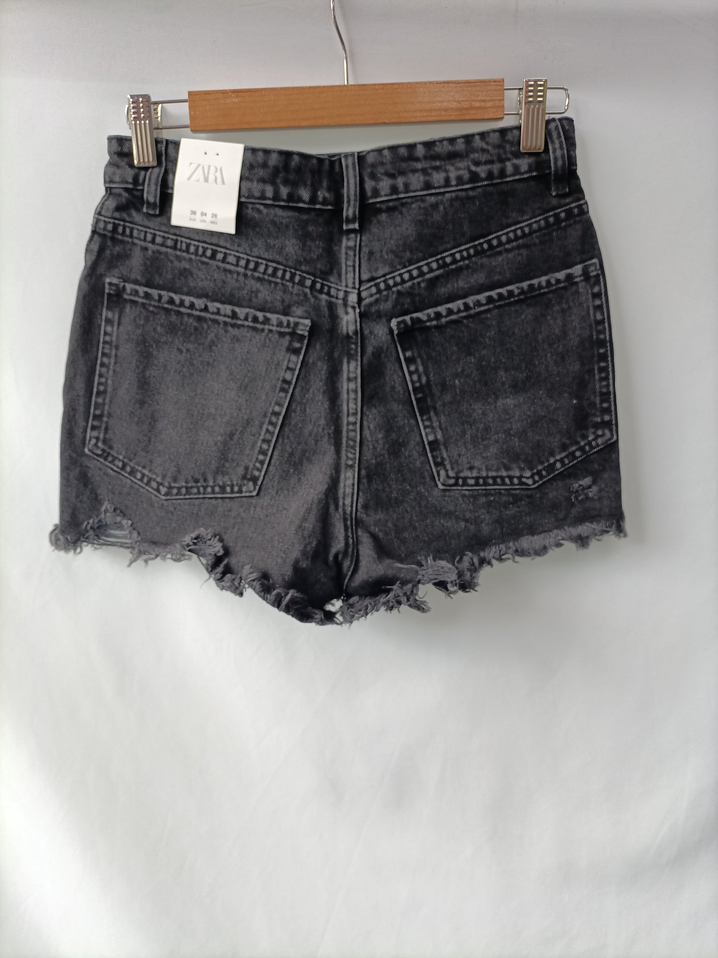 ZARA. Shorts negro deshilachados T.36