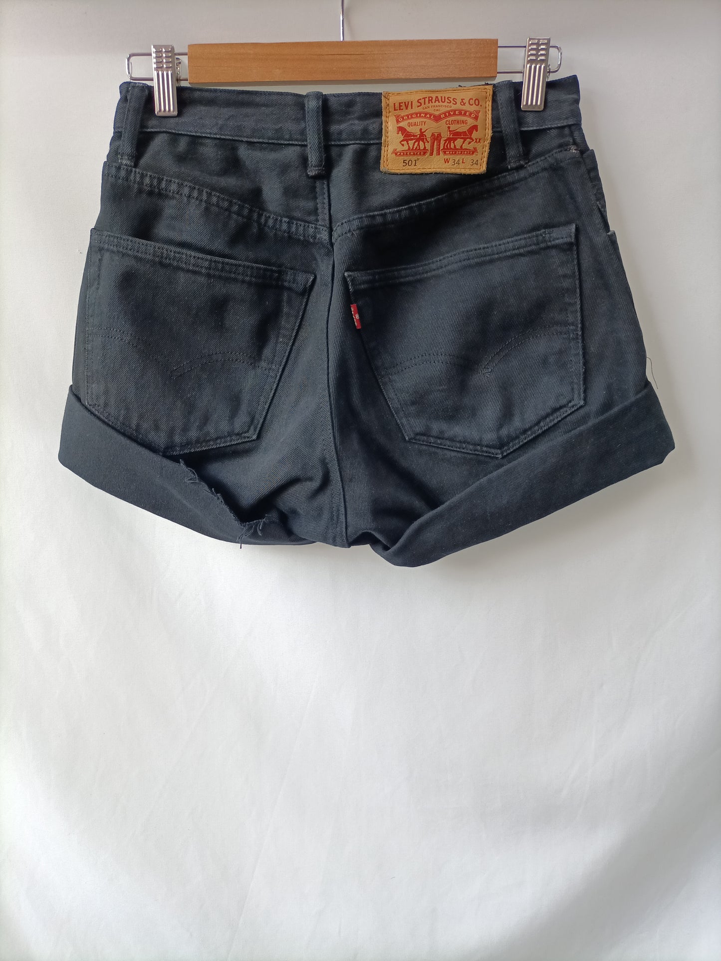 LEVI'S. Shorts negro denim T.34 (tara)