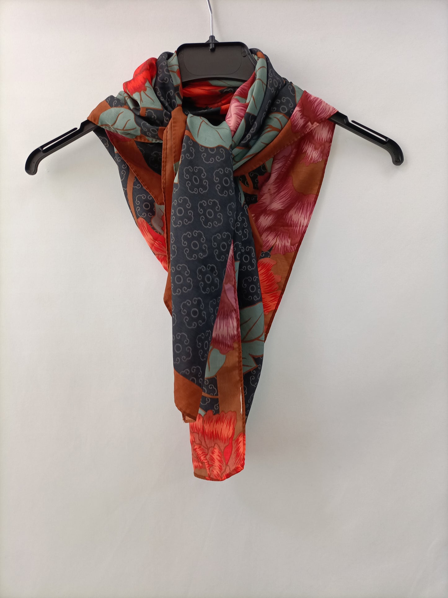 OTRAS. Pañuelo flores