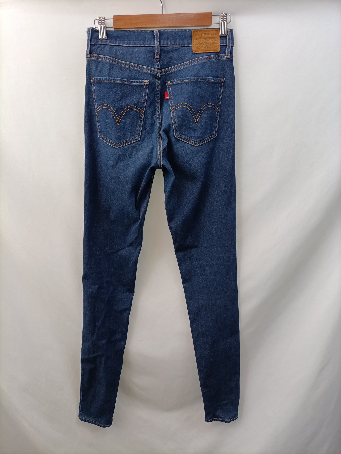 LEVI'S. Pantalón pitillo oscuro T.27(36)