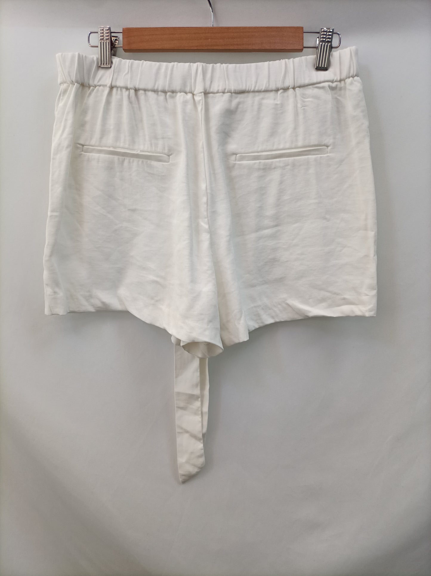 MANGO. Shorts blanco fluido T.m