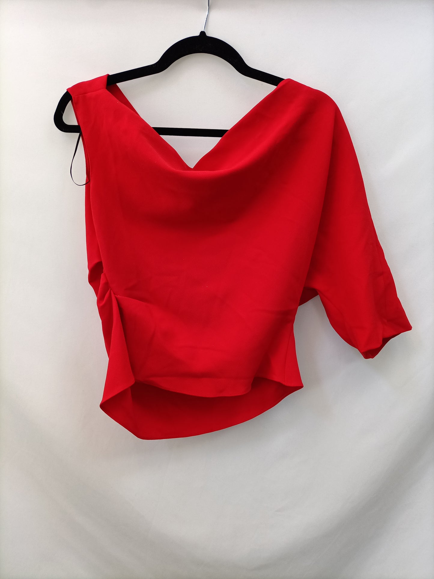 ZARA. Asymmetrical red top Tl