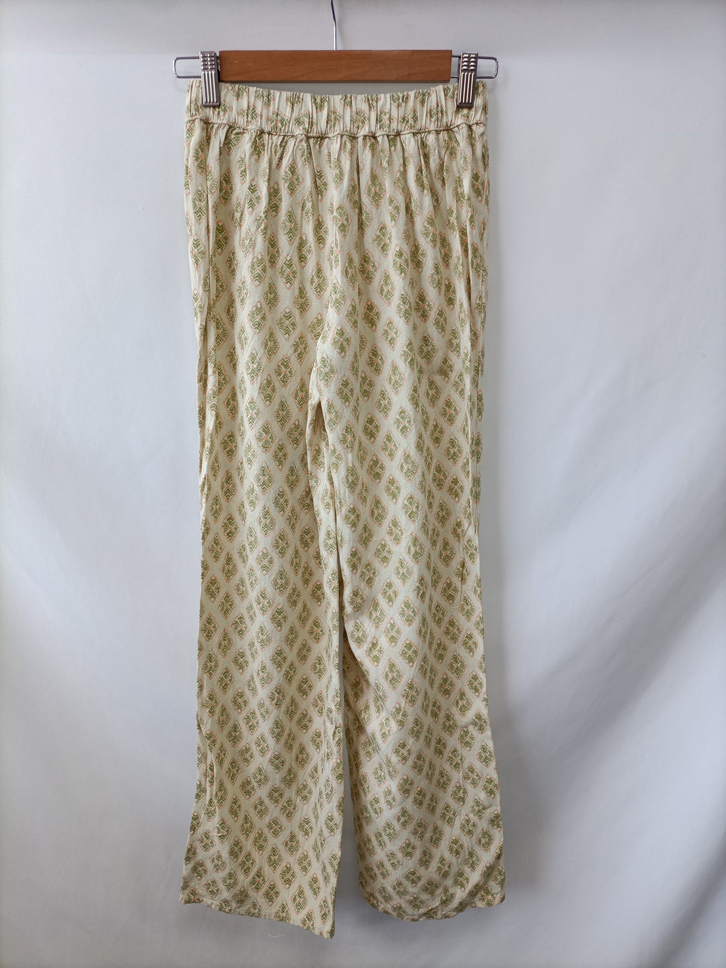 PULL&BEAR. Pantalón verde estampado T.xs