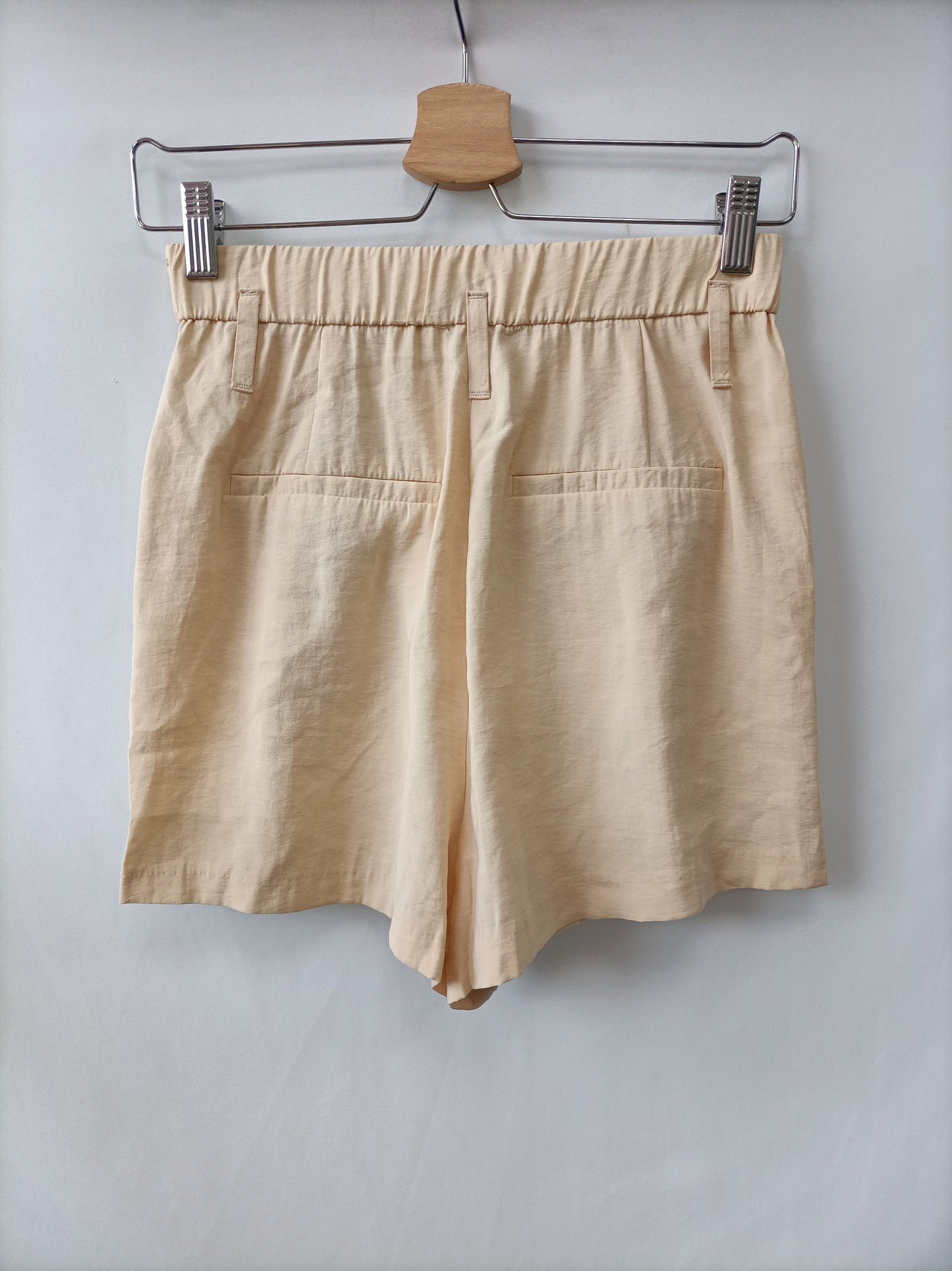 ZARA. Flowing beige shorts T.xs