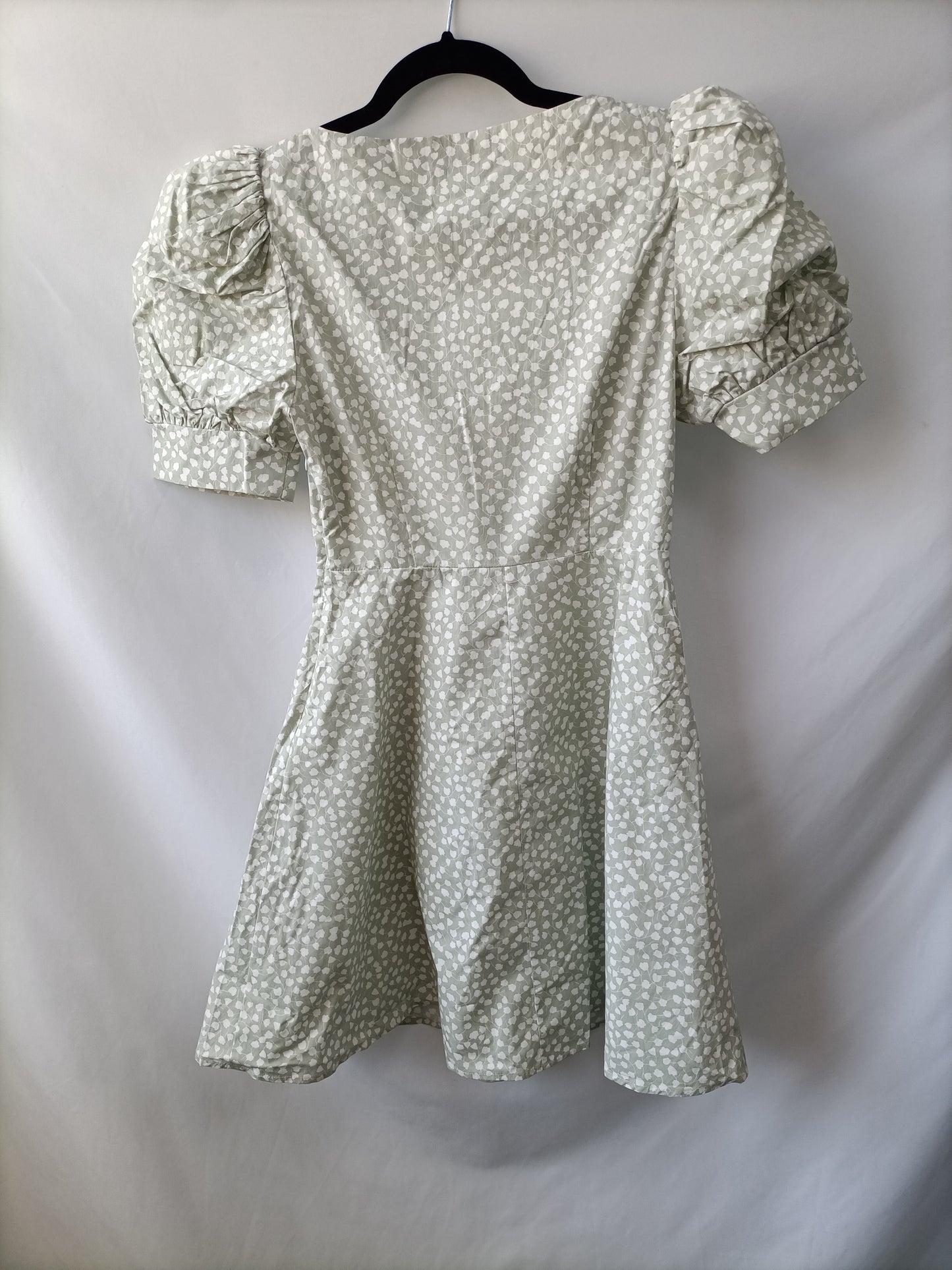 NA-KD. Vestido verde flores T.36