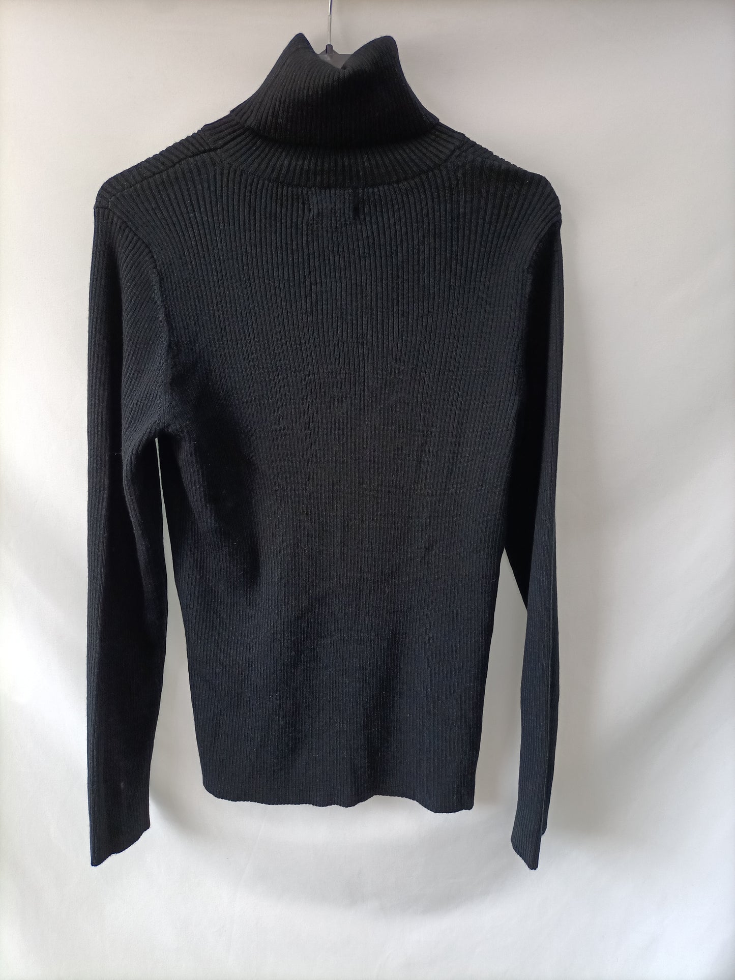 ADOLFO DOMIINGUEZ. Jersey negro de cuello alto negro canalé T.l