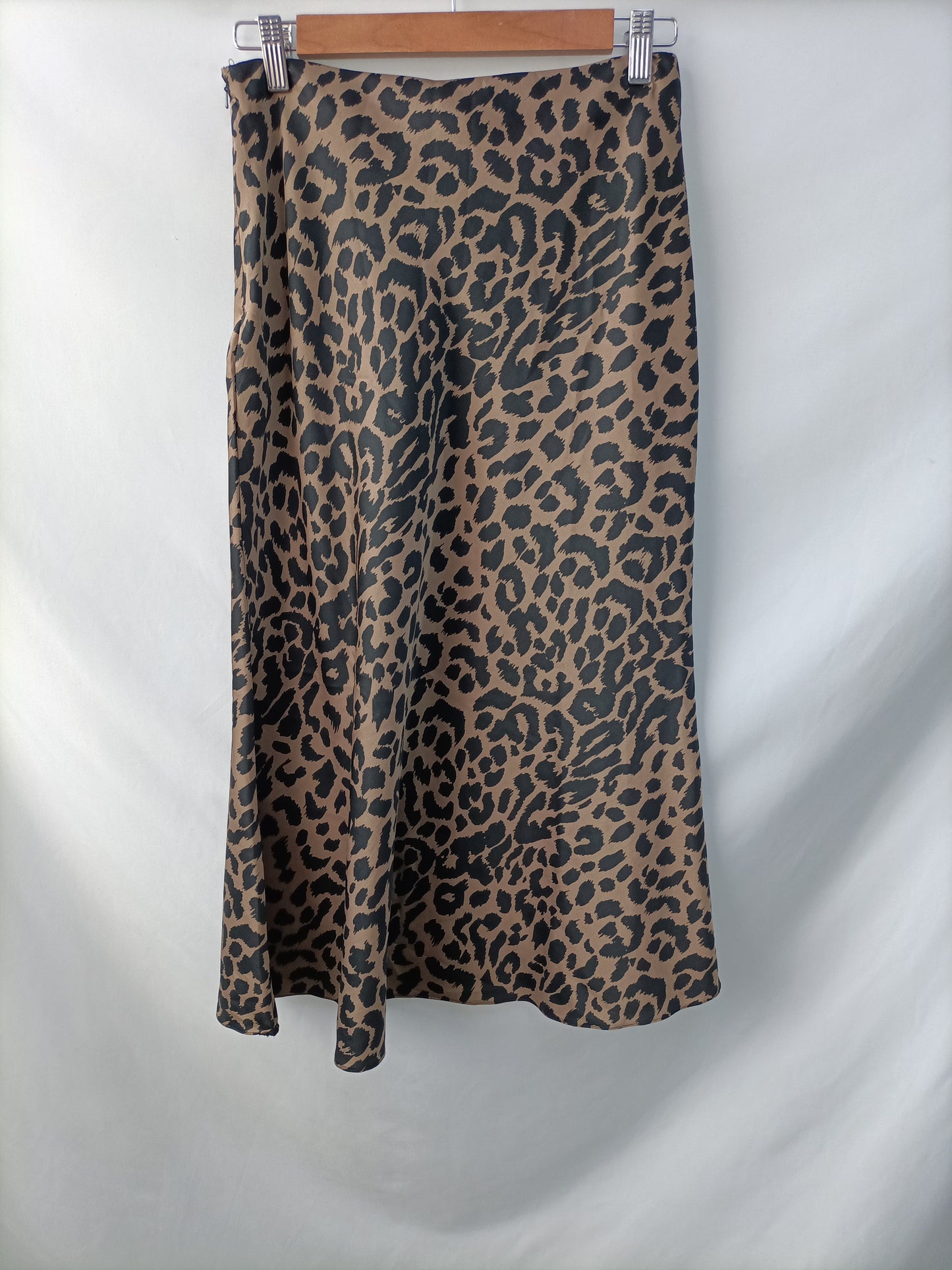 ASOS. Falda midi animal print T.36