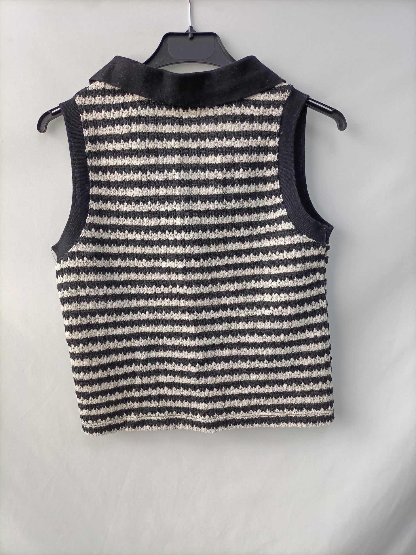 STRADIVARIUS. Top polero beige y negro T.s