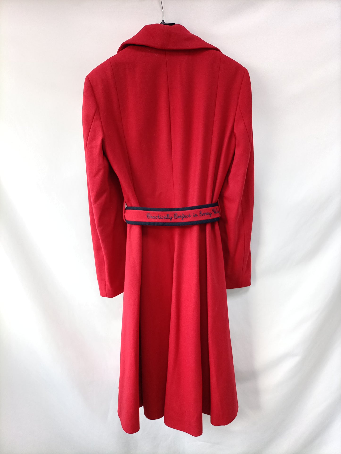 EL GANSO. Abrigos rojo lazada T.36