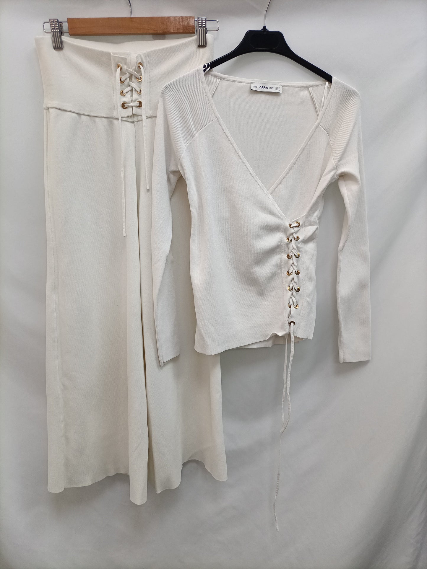 ZARA.Pantalones blancos punto T.s