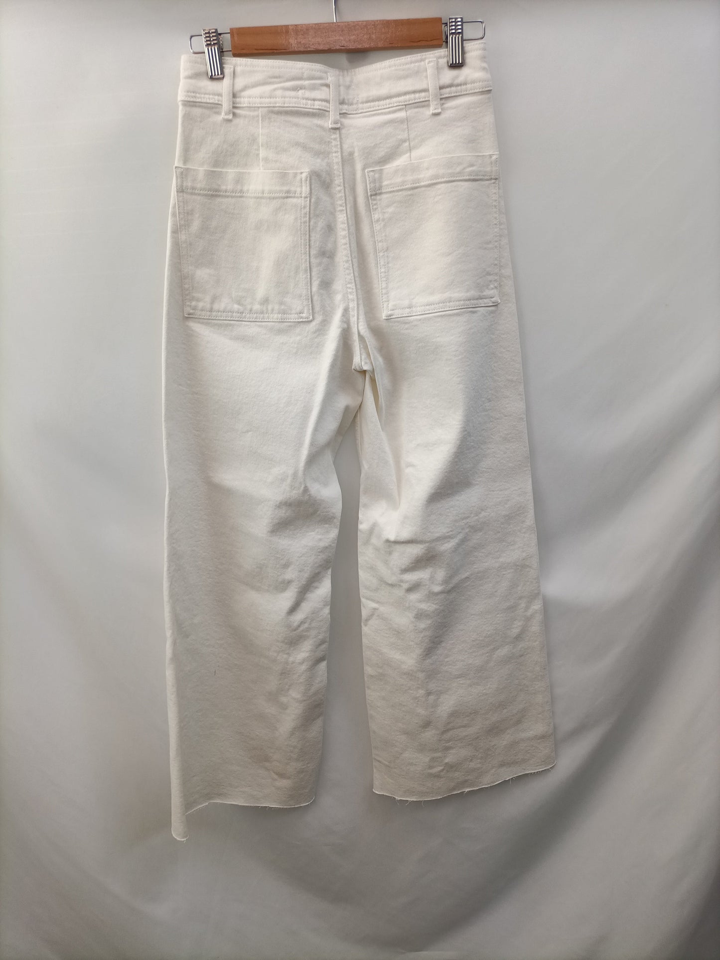ZARA.Pantalones blancos acampanados T.36