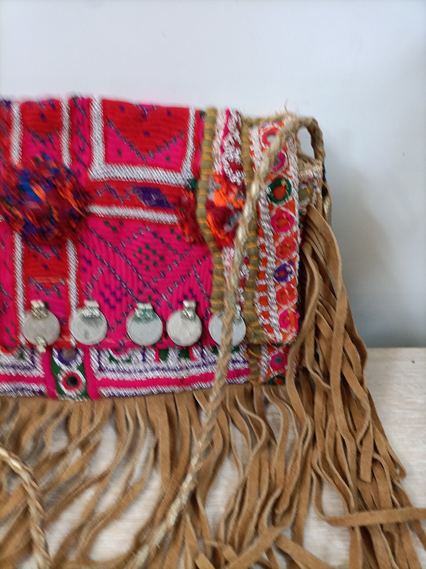 IKK. Bolso étnico flecos