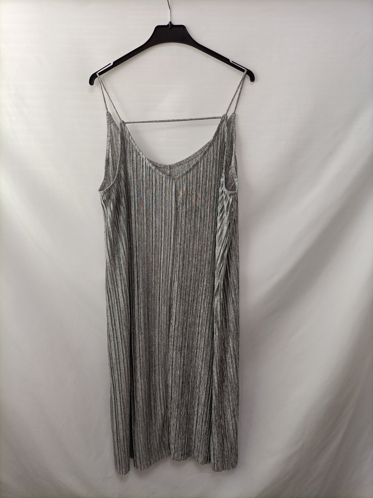 MANGO. Vestido gris plisado T.m
