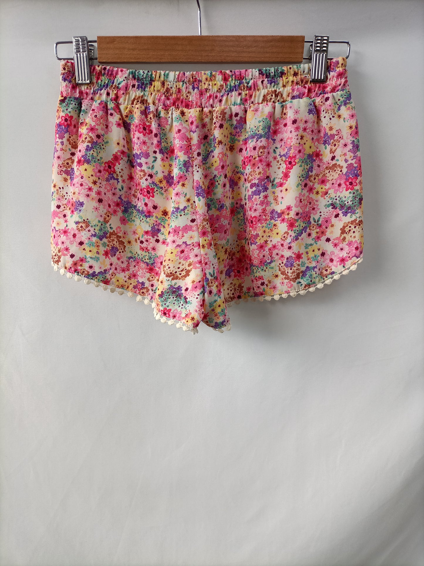BERSHKA. Shorts flores T.m