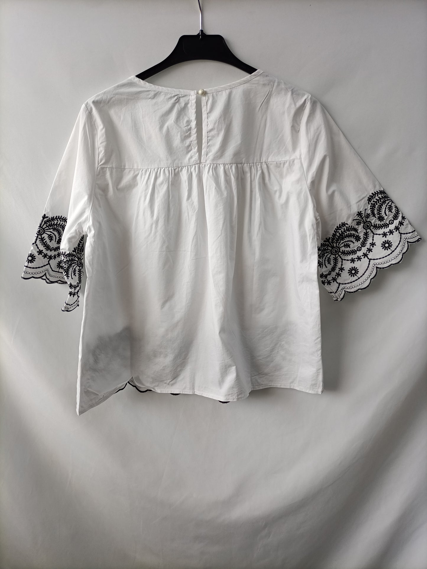 BEAUTY COLLECTION. Blusa bordada T.m