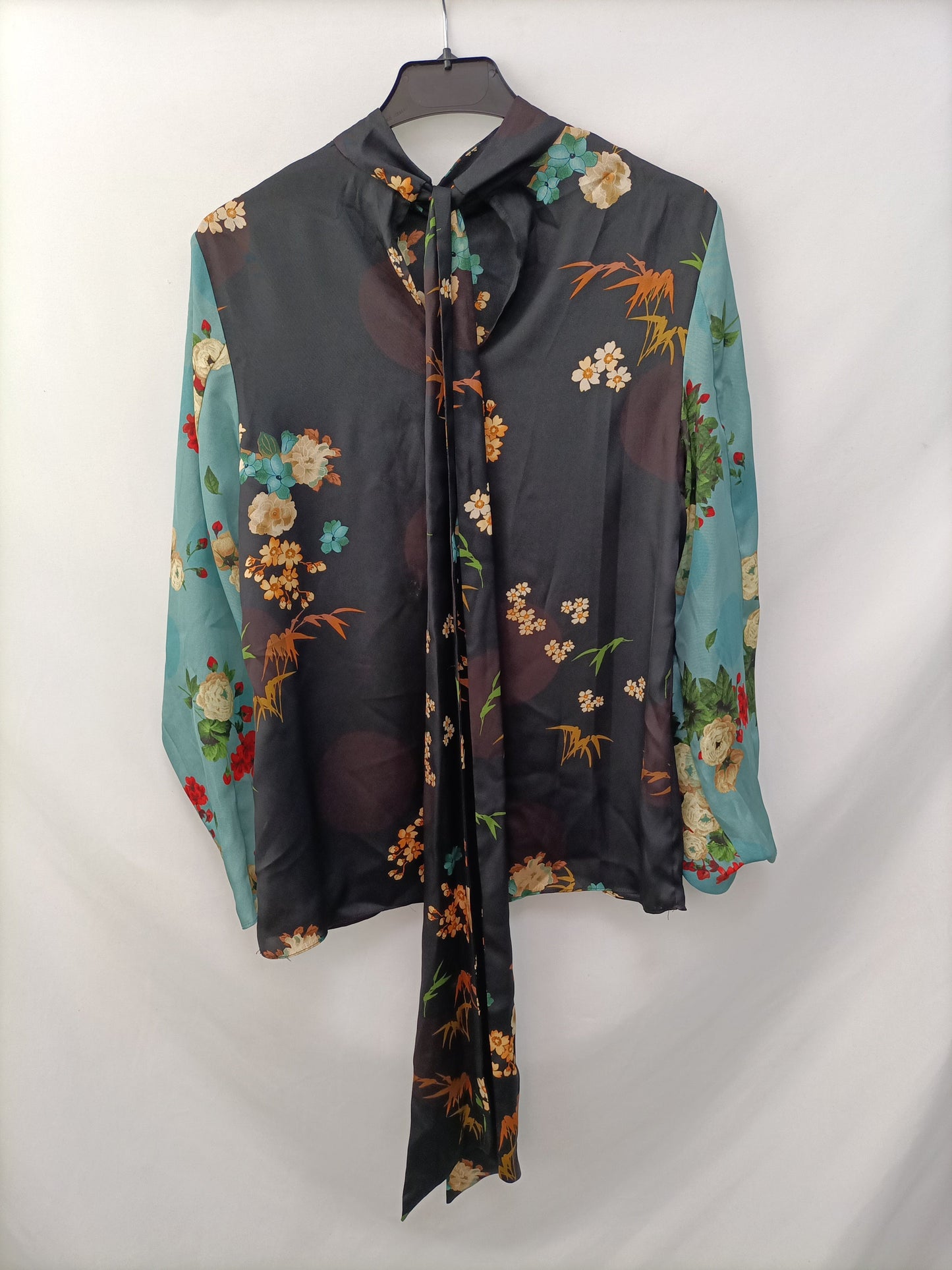 ZARA. Blusa flores bicolor T.xs