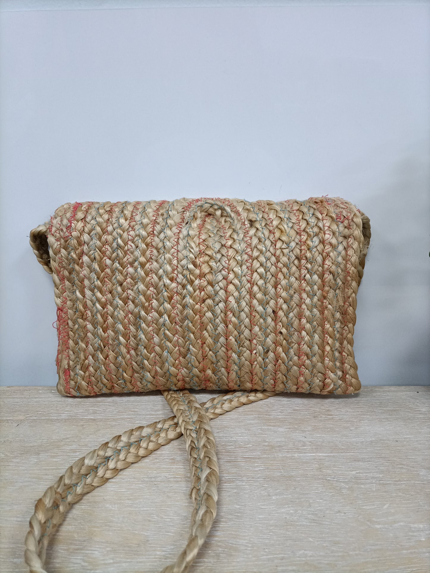 OTRAS. Bolso rafia beige