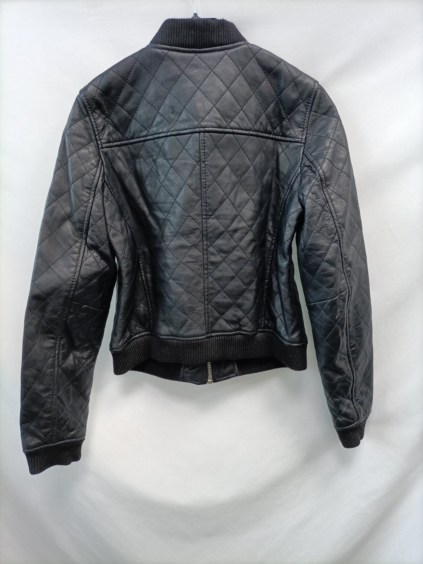 ZARA. Cazadora negra efecto piel T.s