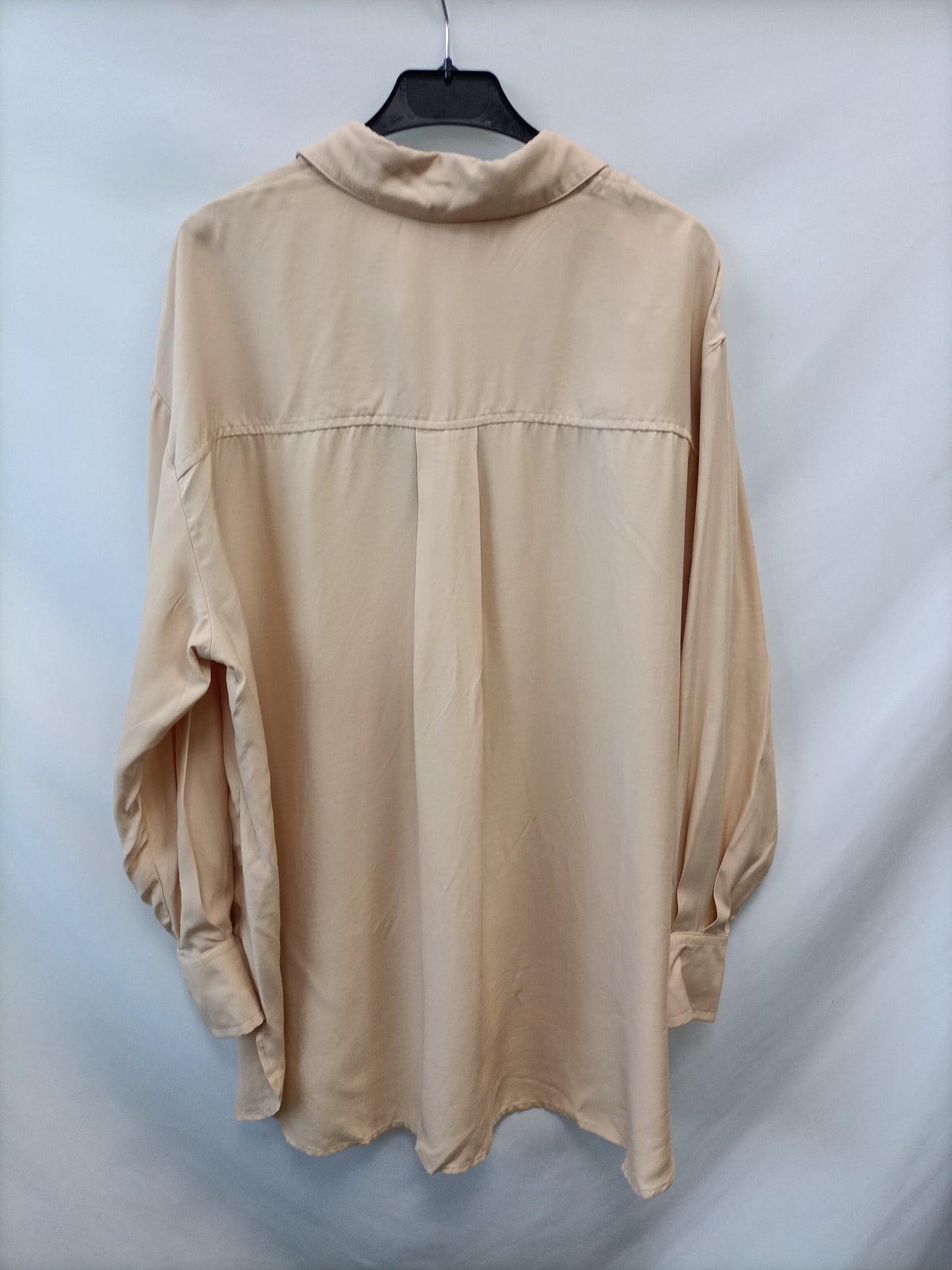 MANGO. Blusa beige oversized T.s