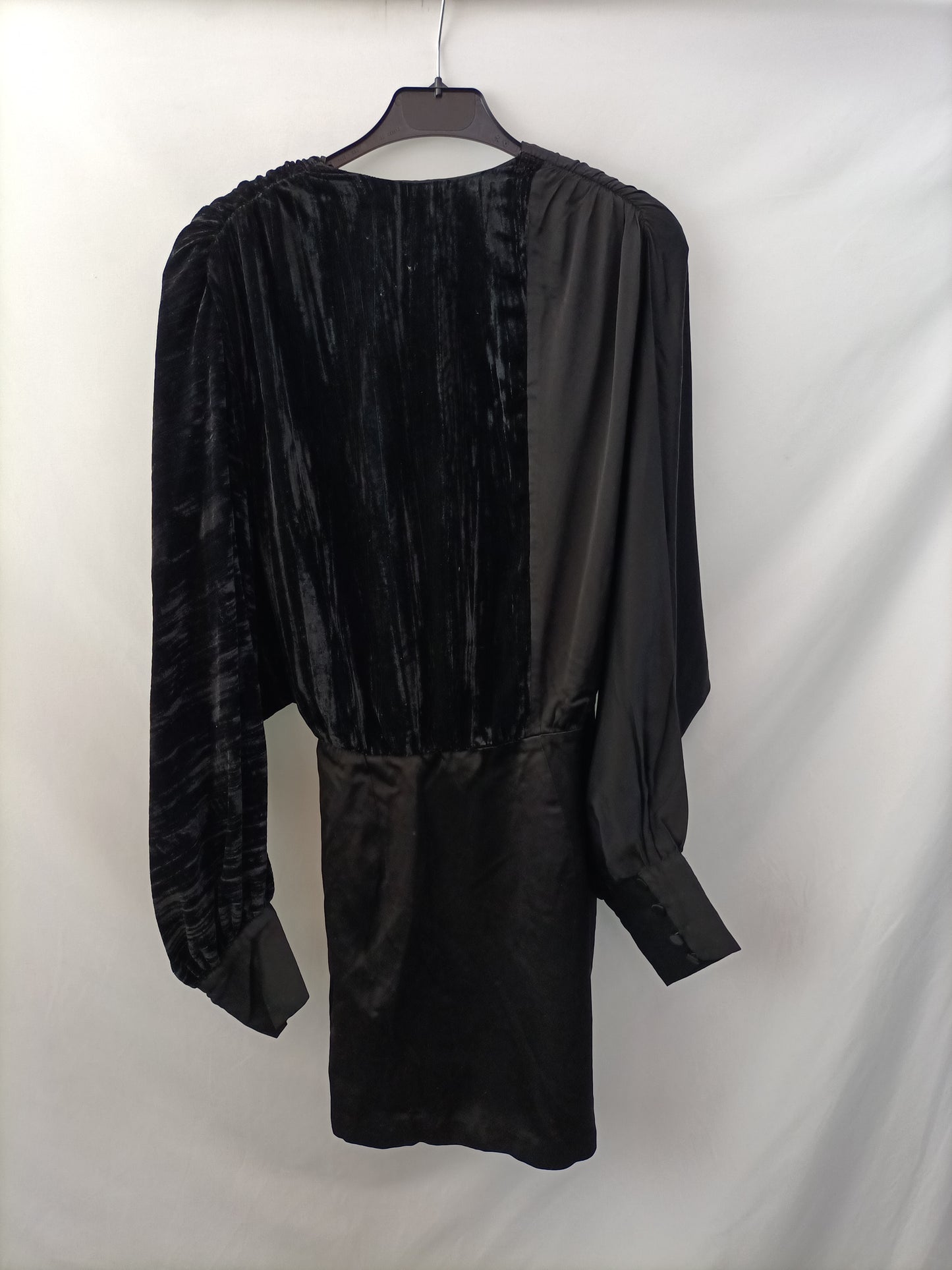 ZARA. Vestido negro terciopelo cruzado T.m