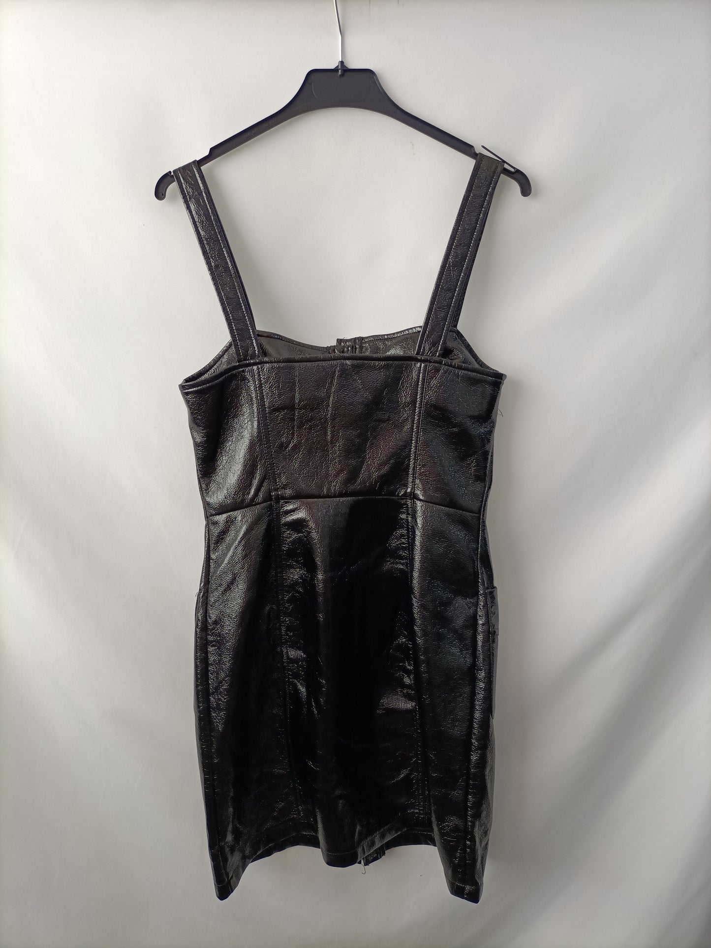 STRADIVARIUS. Vestido negro vinilo T.s