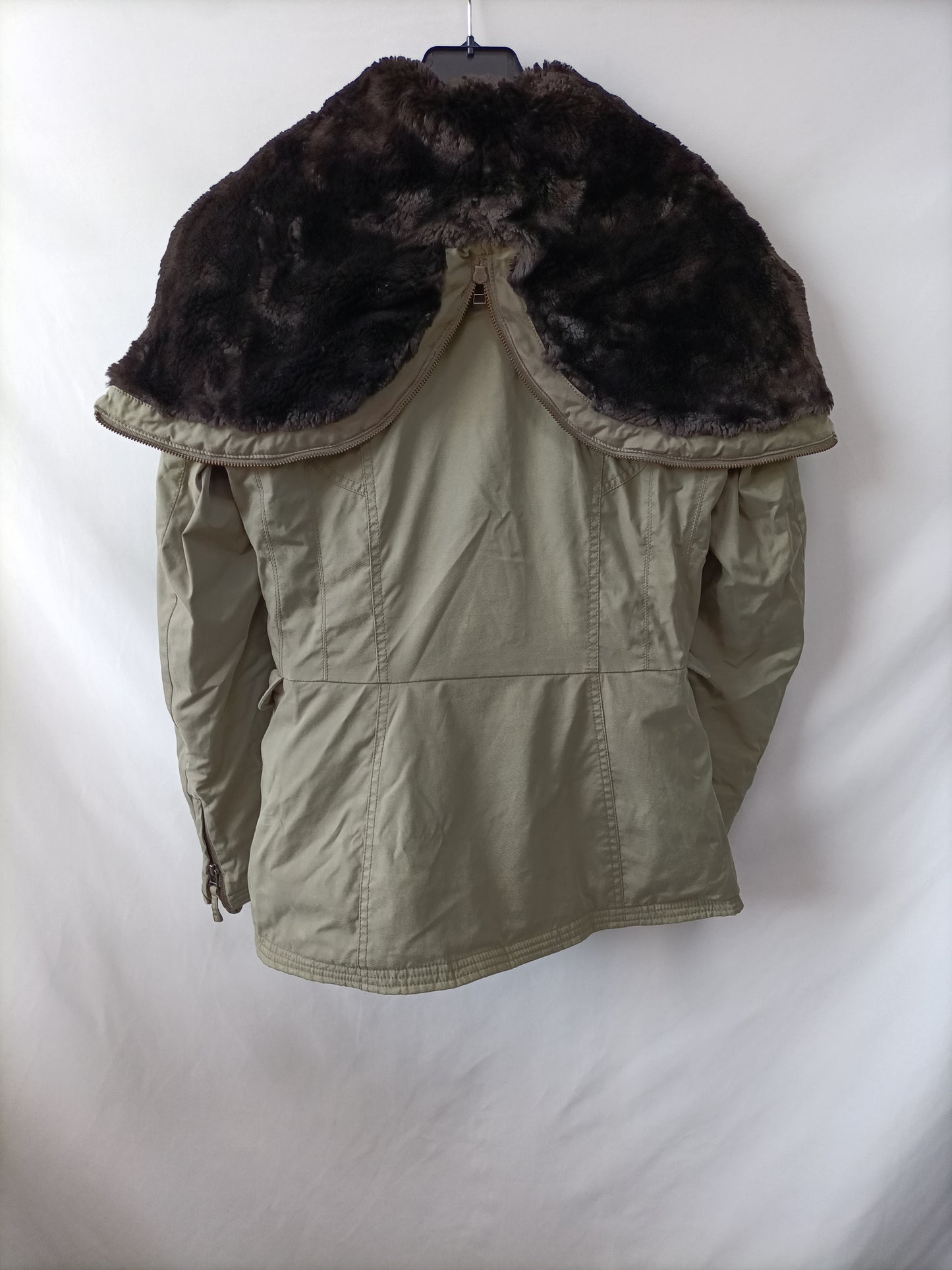 BENETTON. Parka verde gordita T.s (tara)