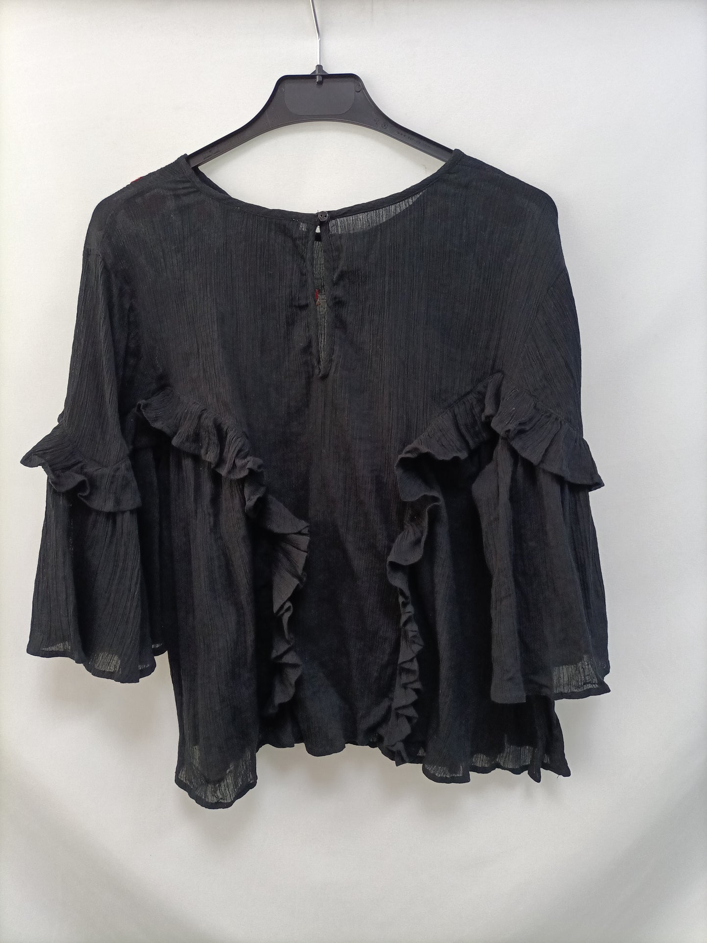 MANGO. Blusa bordada negra T.s