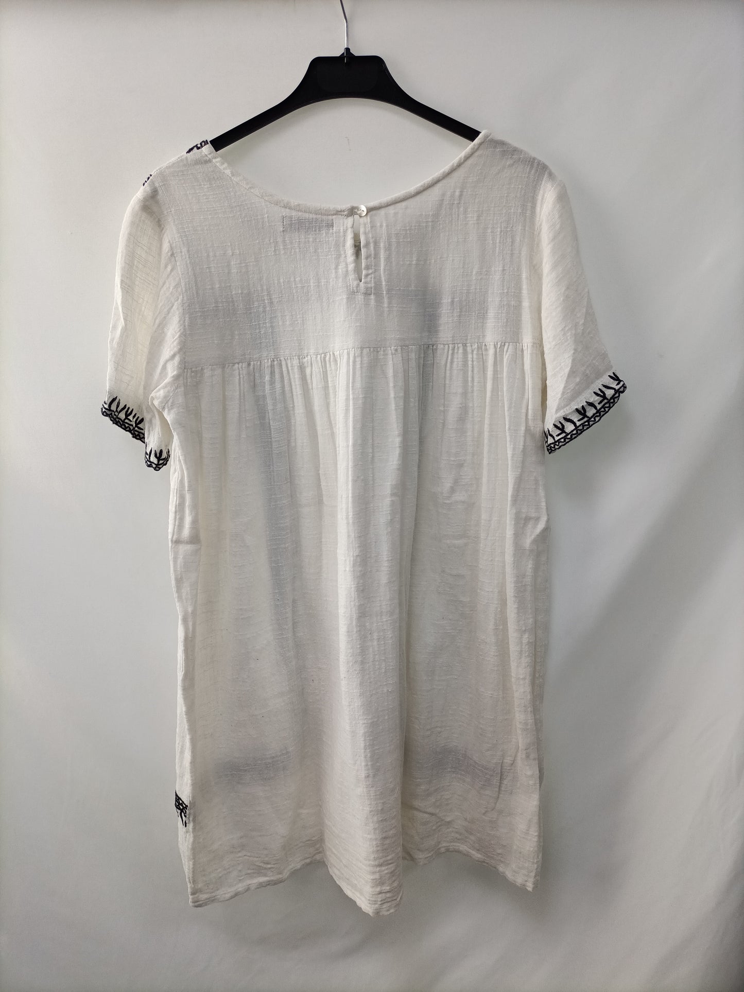 PATTERNS INDIA. White embroidered dress Ts