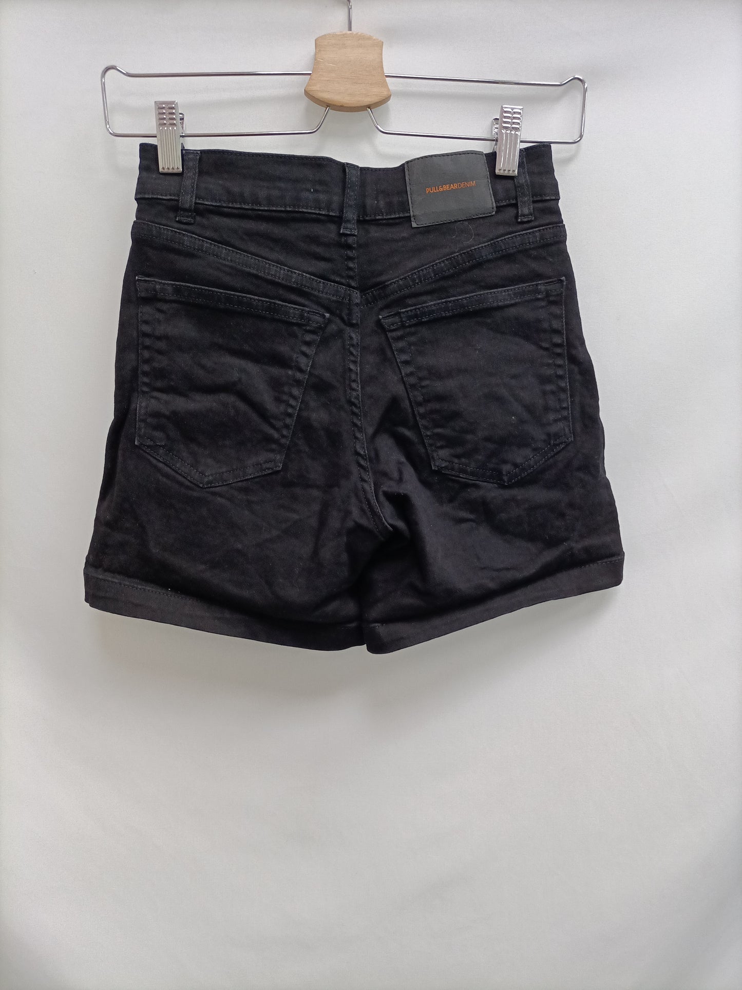 PULL&BEAR. Shorts negro entallado T.34