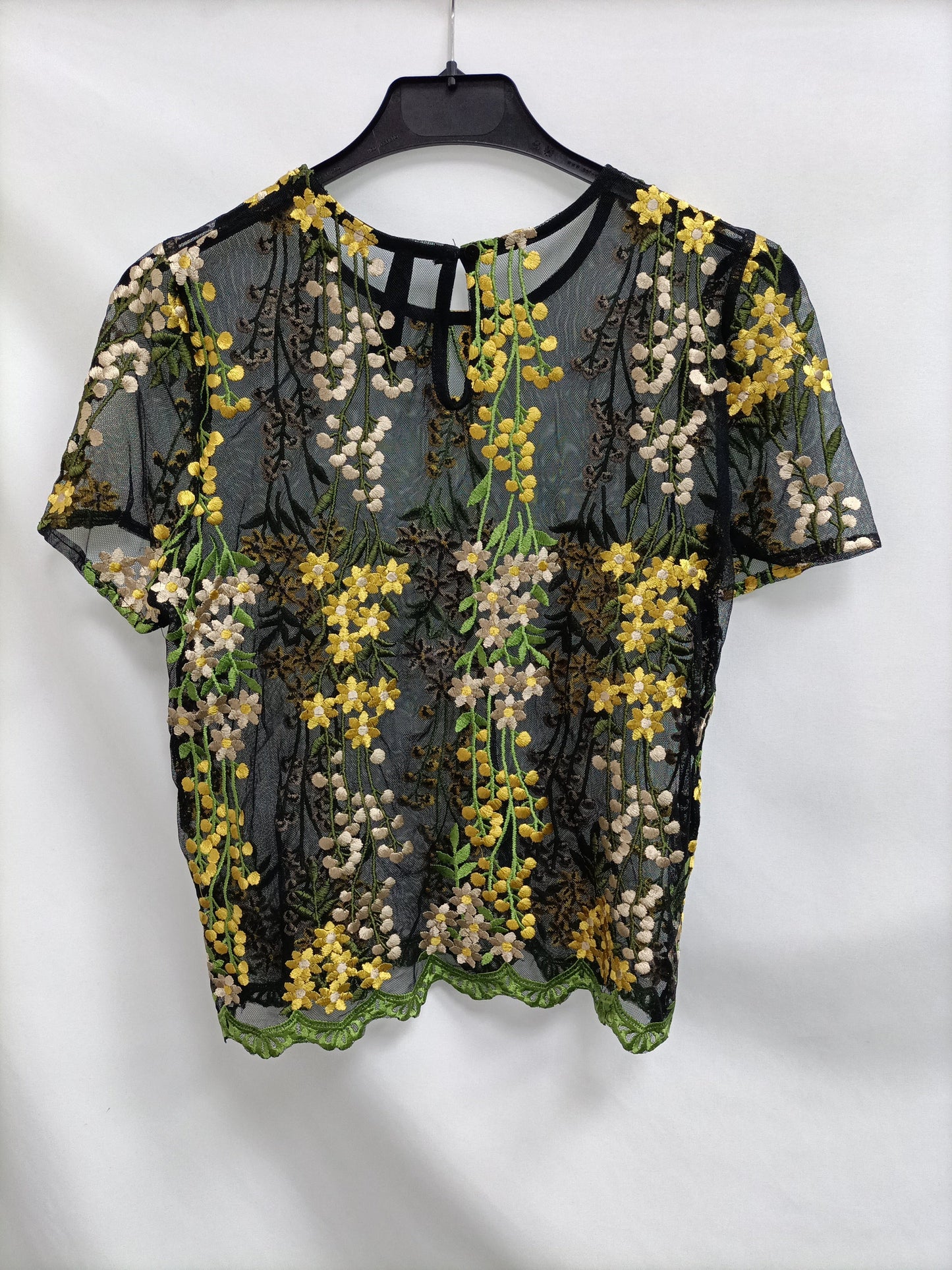 ELLIE WHITE. Top negro bordado T.s