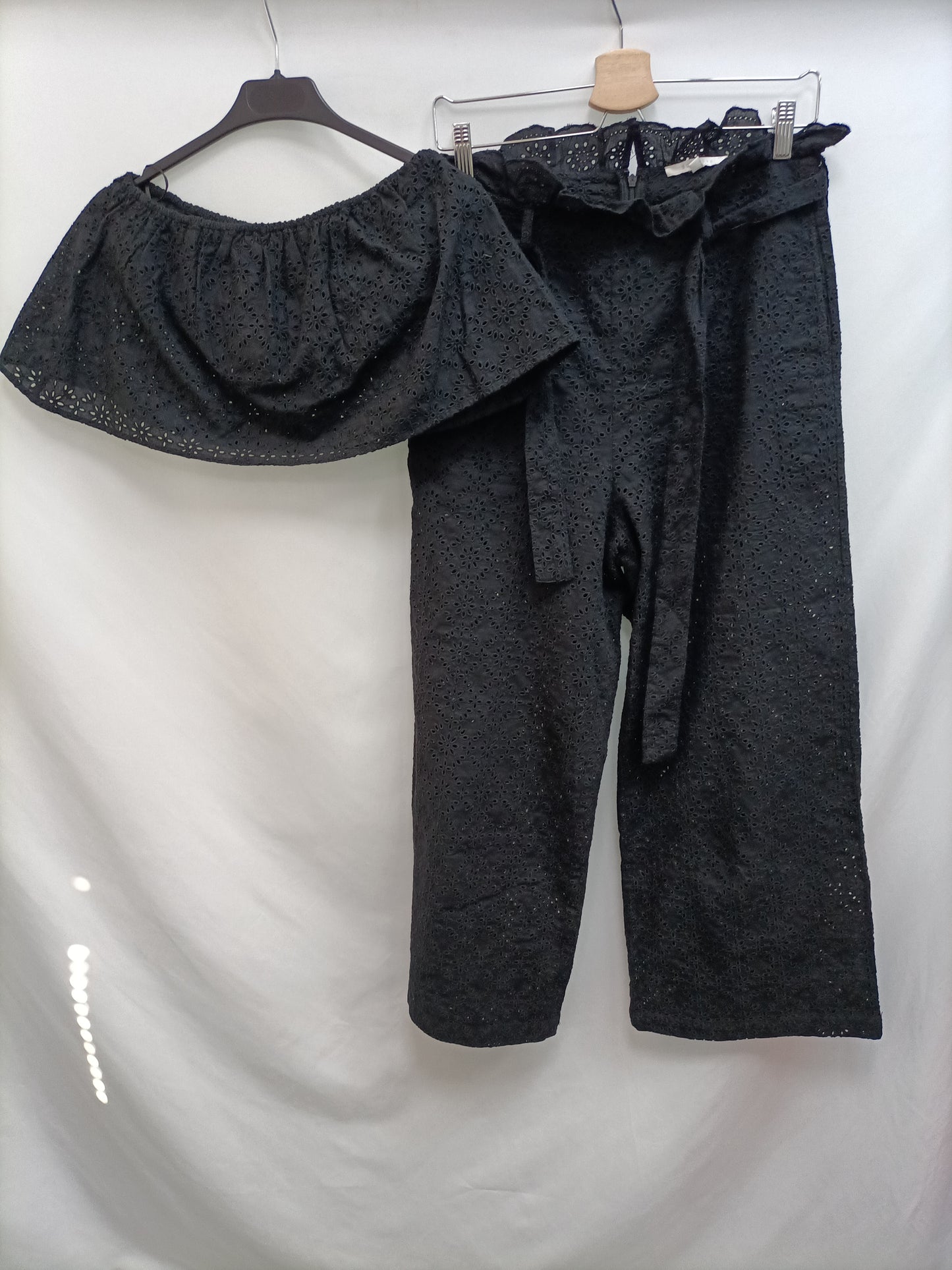 SCALPERS. Pantalón negro troquelado T.s