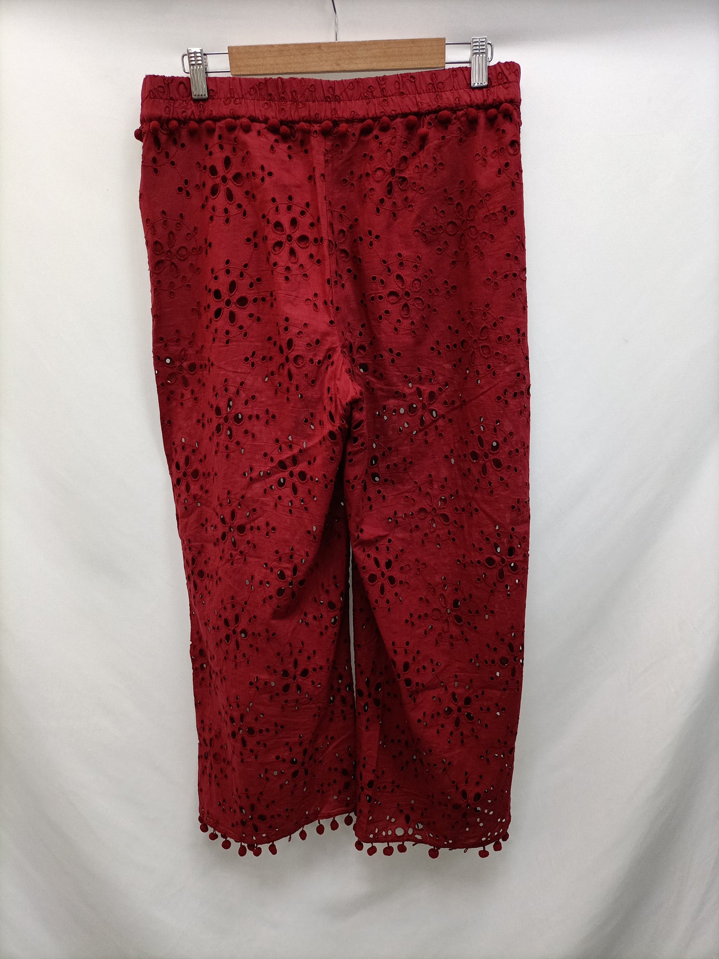 ZARA. Pantalón burdeos troquelado T.l