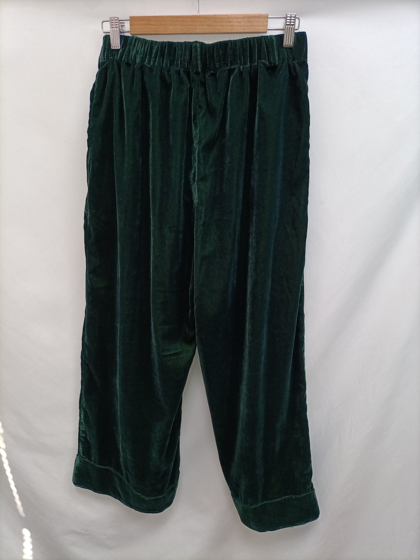 SCALPERS. Pantalón verde terciopelo T.m