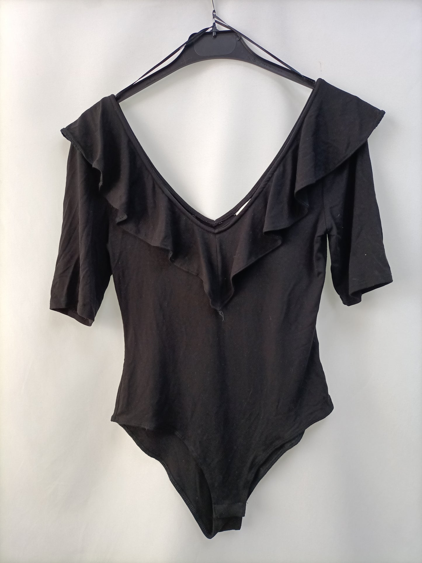 H&M.Body negro volante T.s