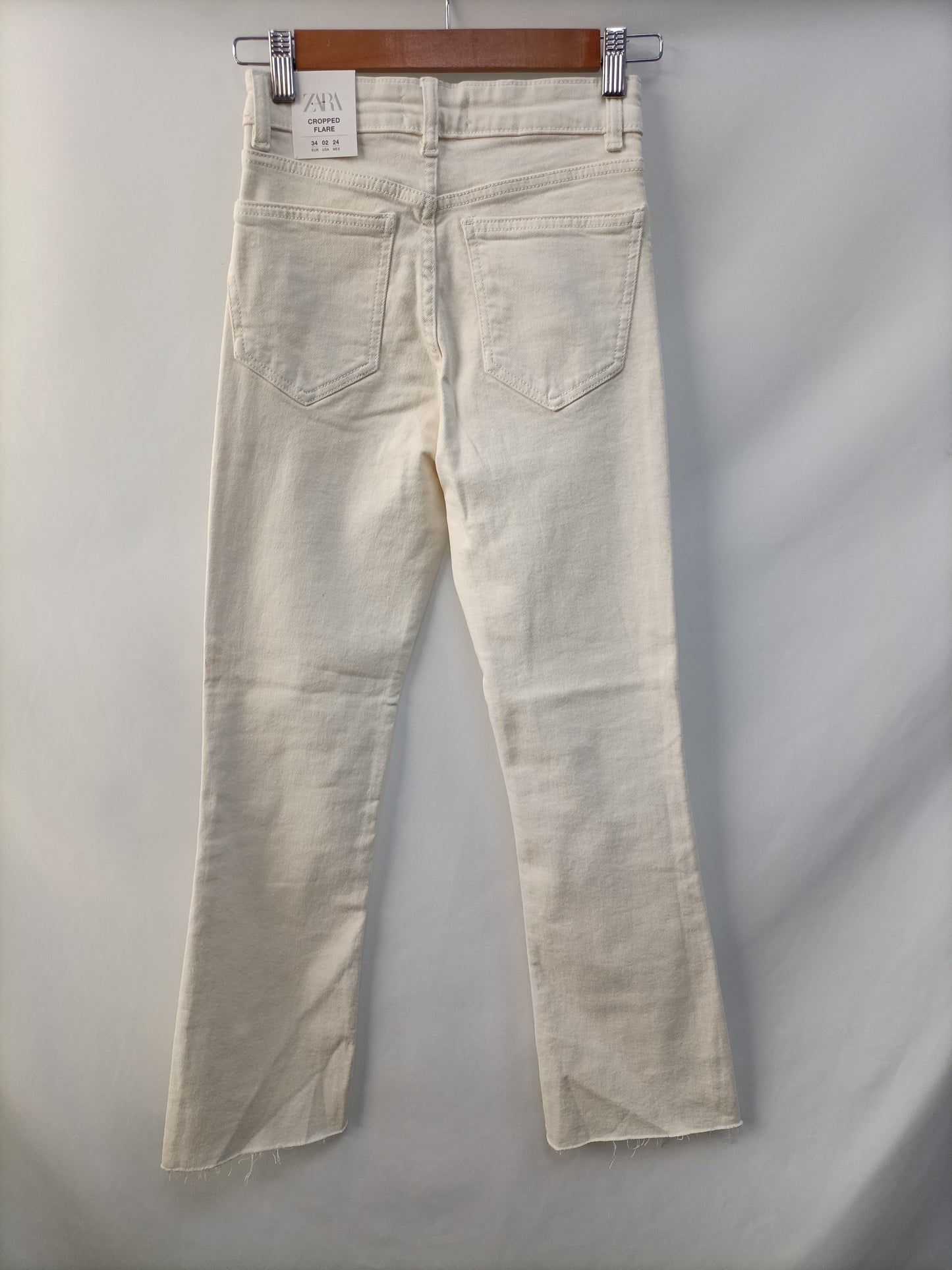 ZARA. Pantalón beige acampanado T.34