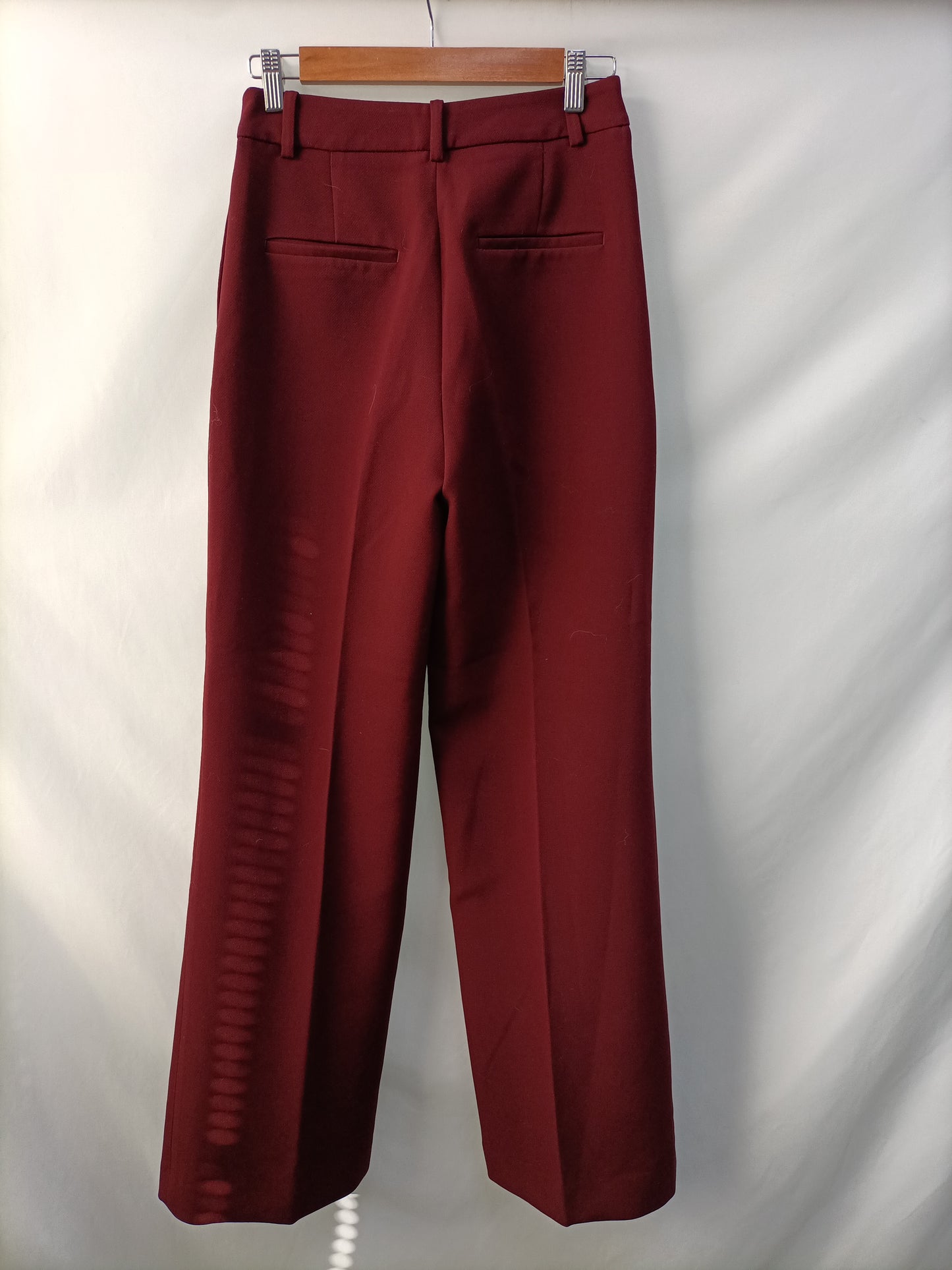 ZARA. Pantalón recto burdeos T.xs