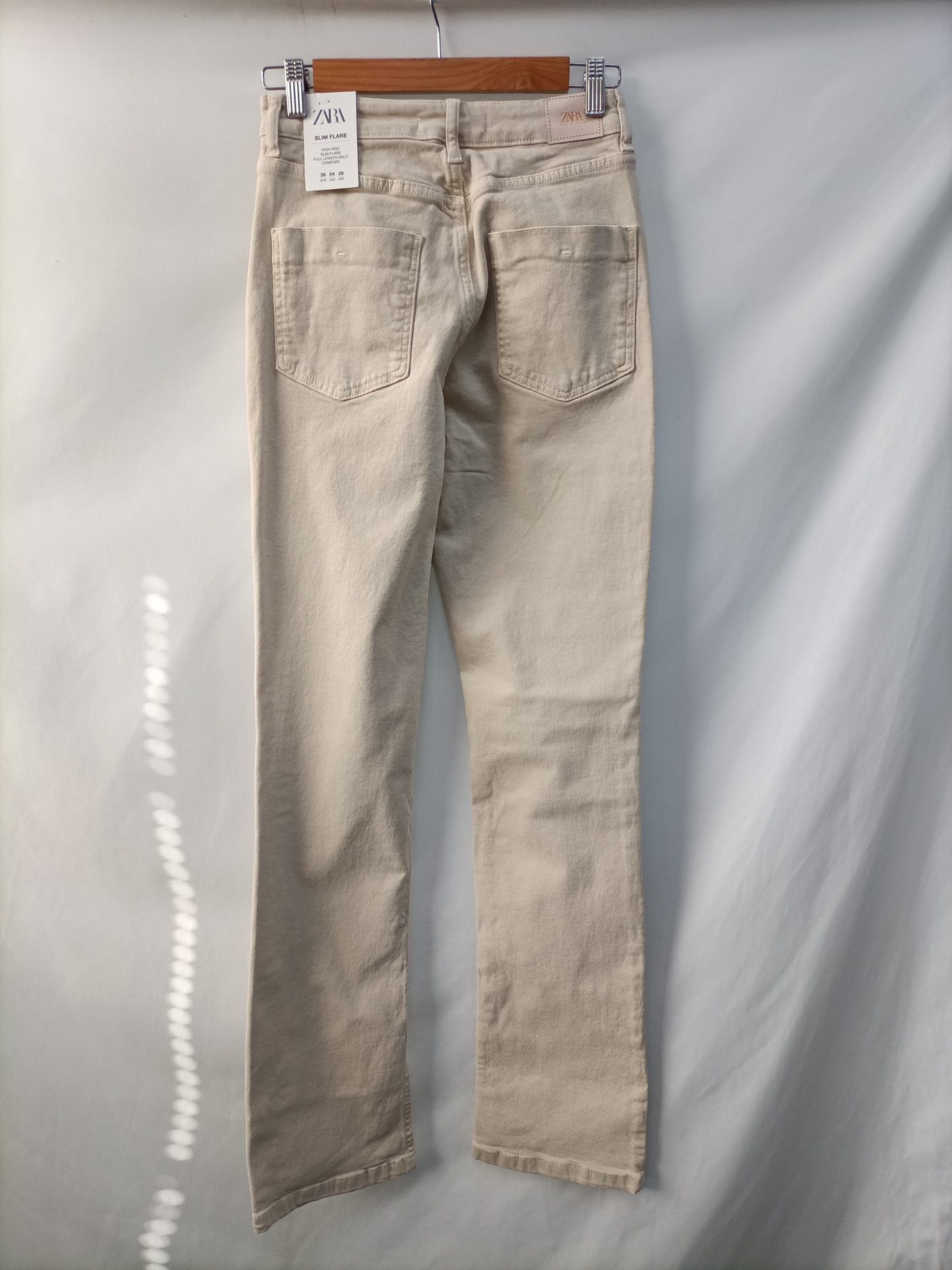 ZARA. Pantalón beige aperturasT.36