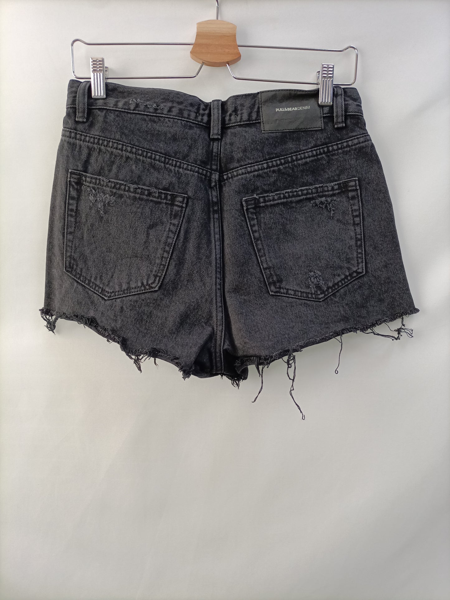 PULL&BEAR. Shorts negro rotos T.38