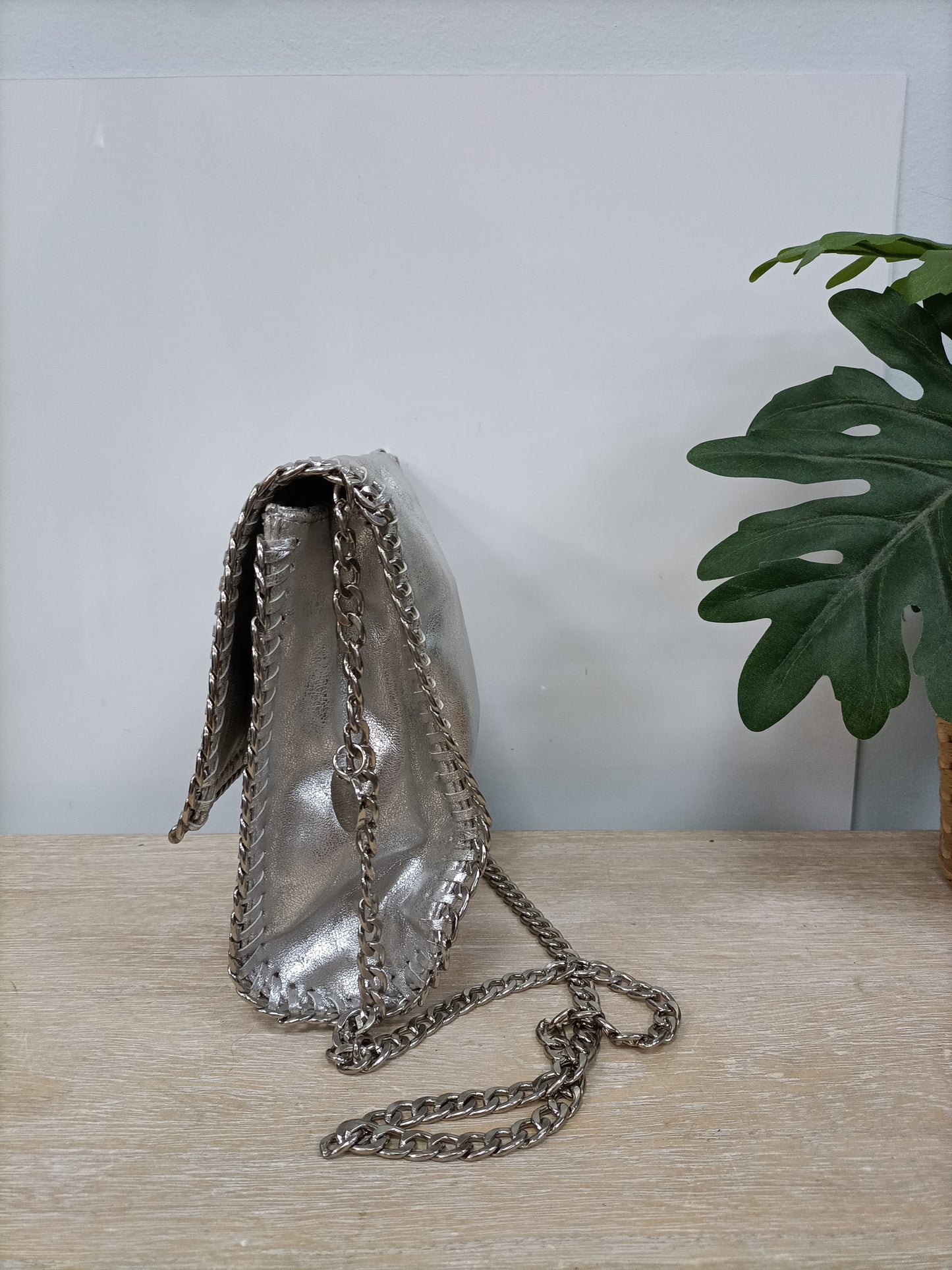 OTRAS. Bolso plateado cadena