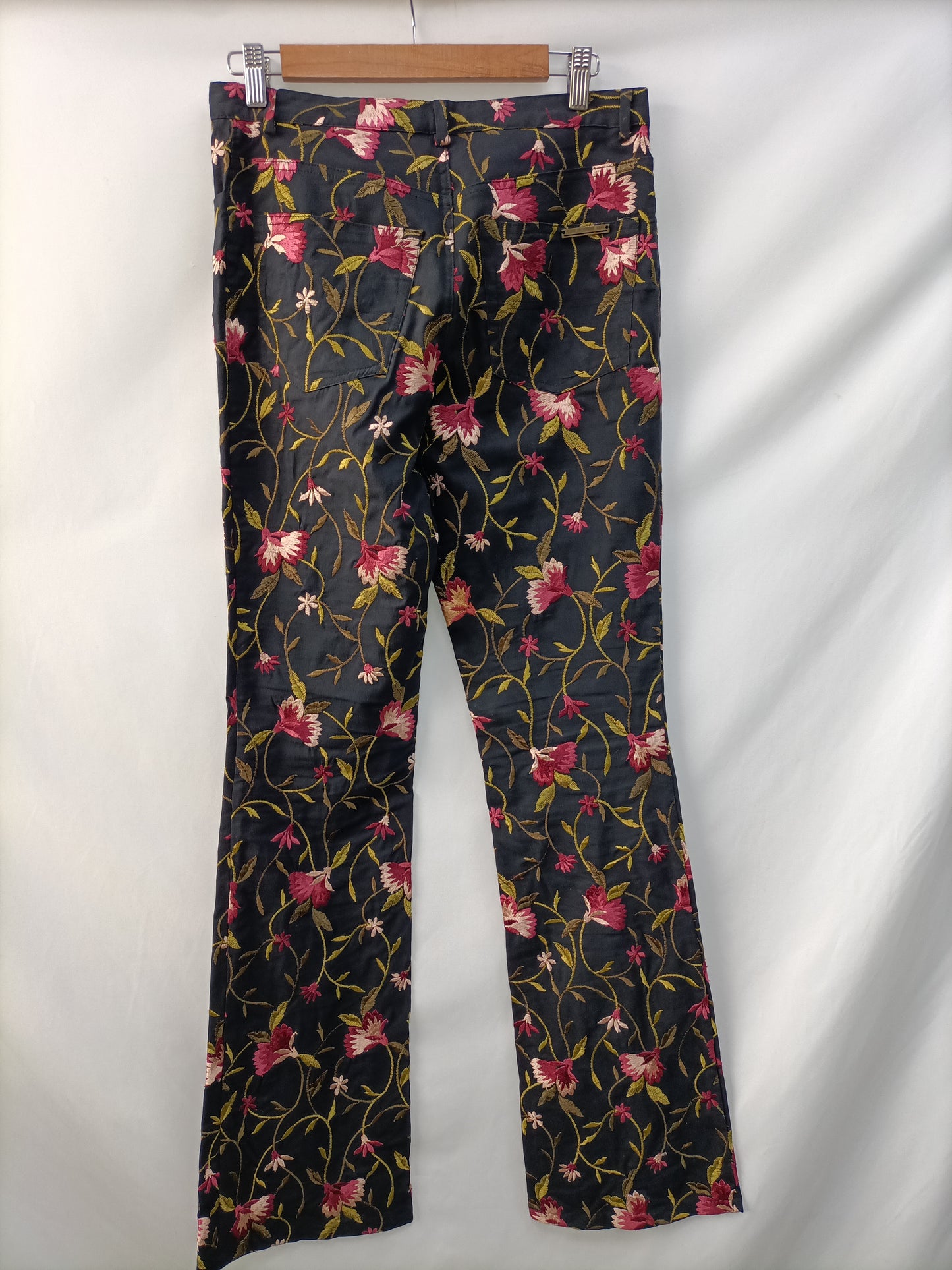 PEDRO DEL HIERRO.Pantalones negros bordados T.40