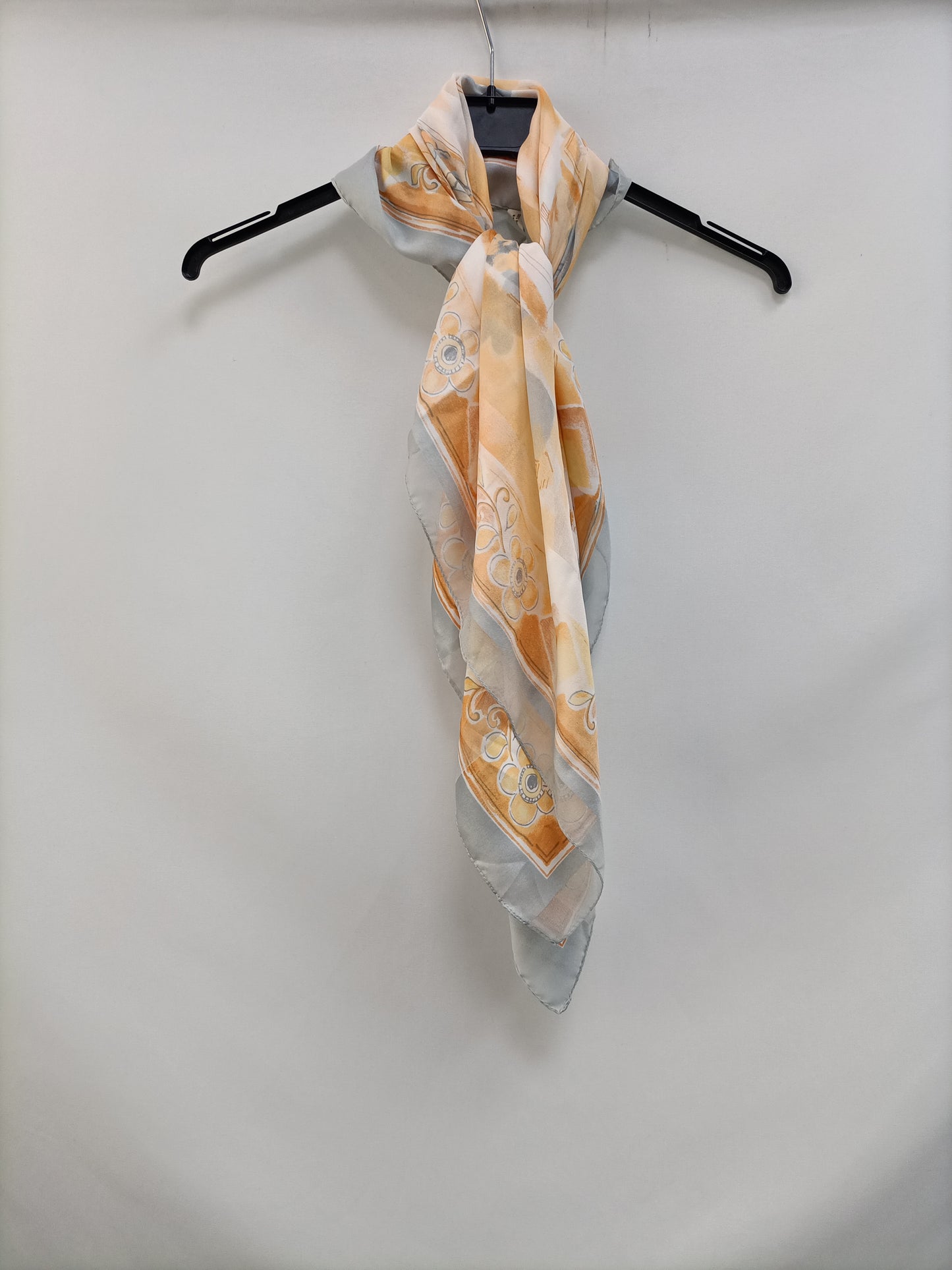 OTHERS. Gray and orange scarf