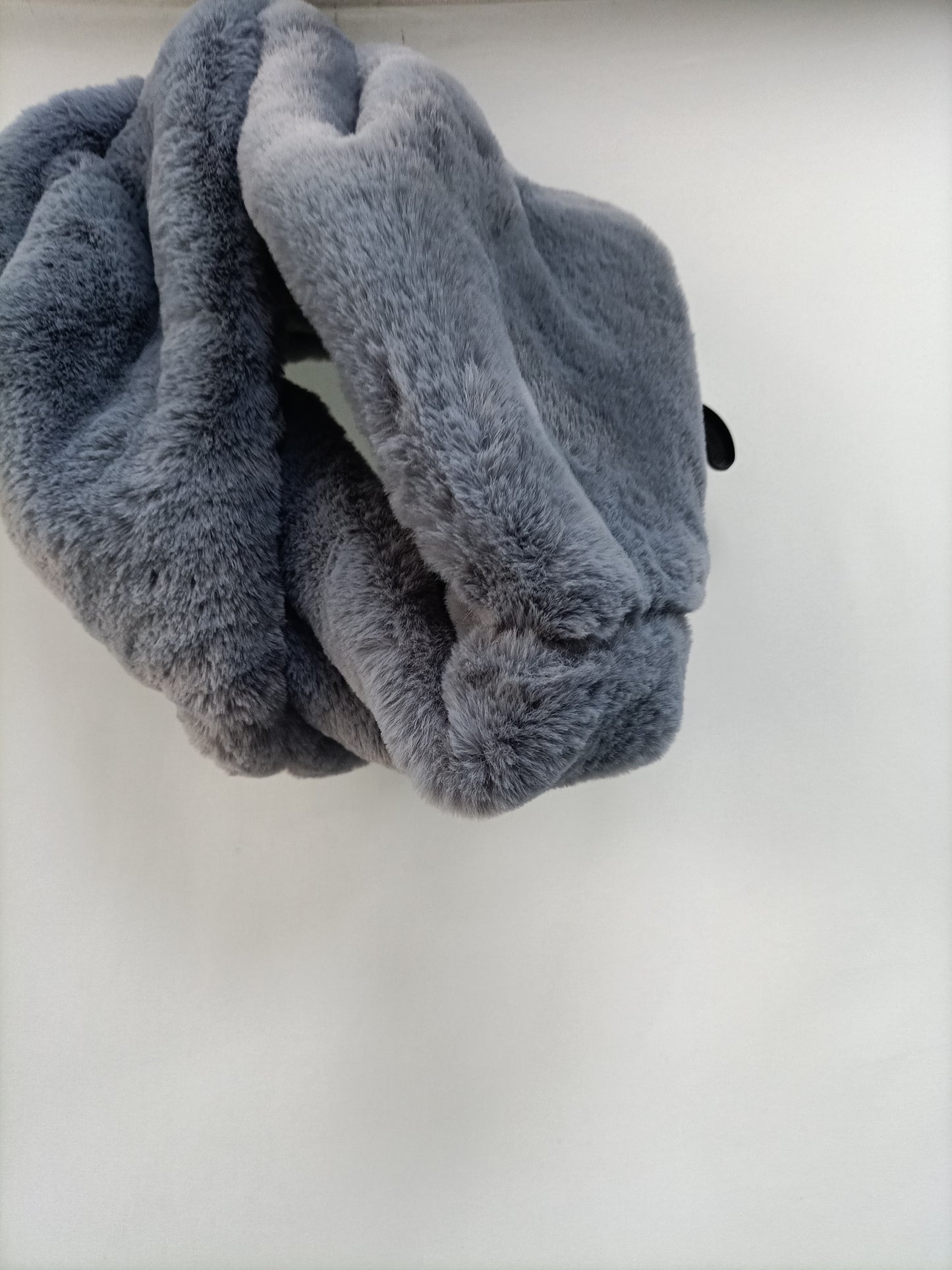 OTRAS. Cuelo pelo azul