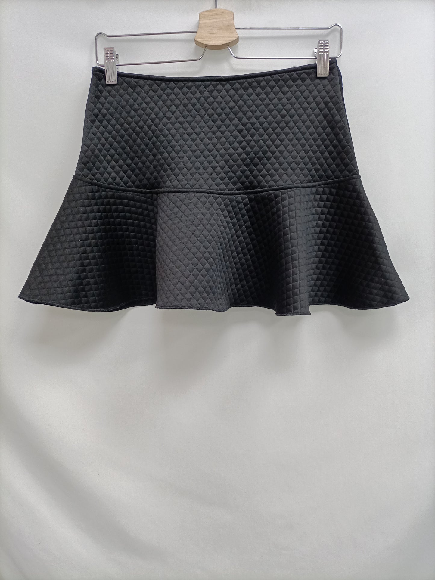 OTRAS. Falda negra textura Tu(s)