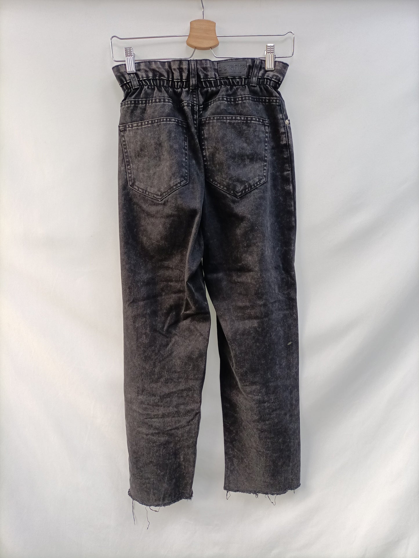 BERSHKA.Pantalones straight cintura fruncida T.34